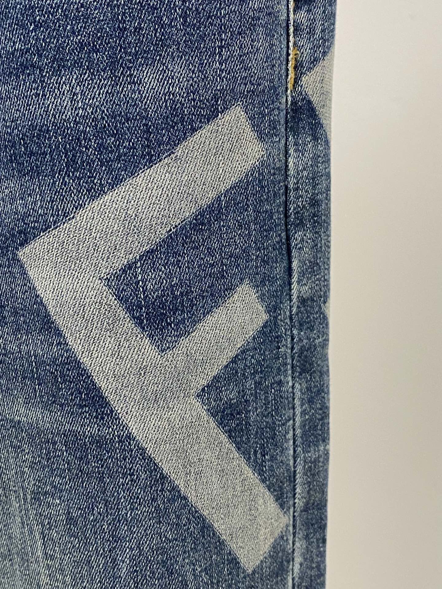 芬迪、2025最新品，专柜同步有售，原单狠货，水洗休闲牛仔裤，进口原版水洗弹力面料，舒适有弹性，原版五金