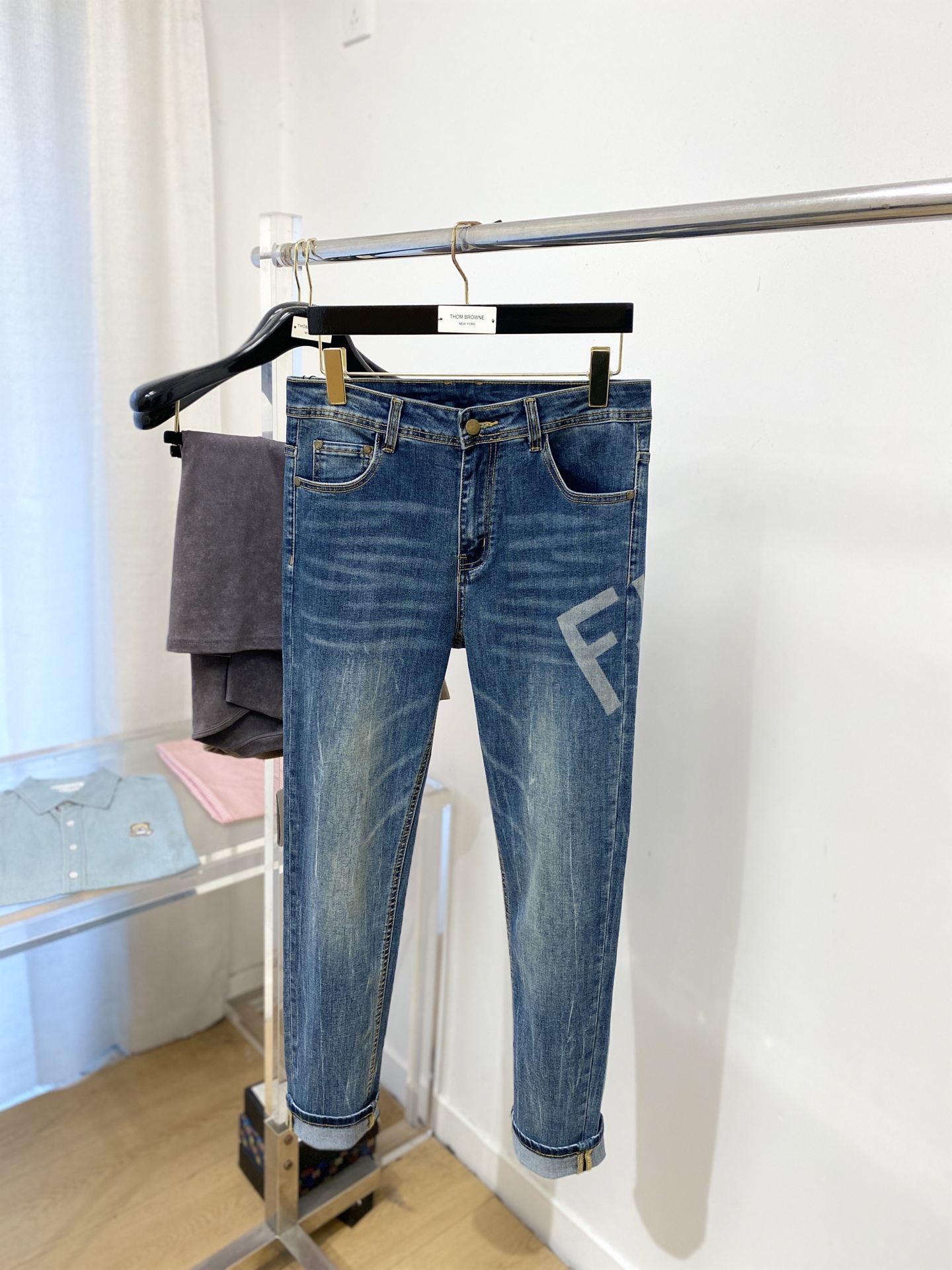 芬迪、2025最新品，专柜同步有售，原单狠货，水洗休闲牛仔裤，进口原版水洗弹力面料，舒适有弹性，原版五金