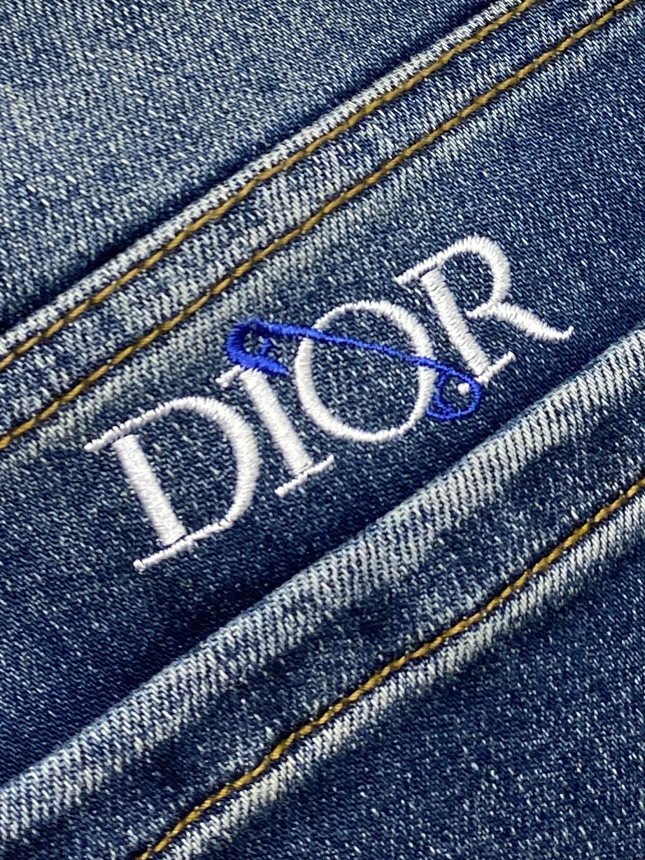 迪奥、2025最新品，专柜同步有售，原单狠货，水洗休闲牛仔裤，进口原版水洗弹力面料，舒适有弹性，原版五金