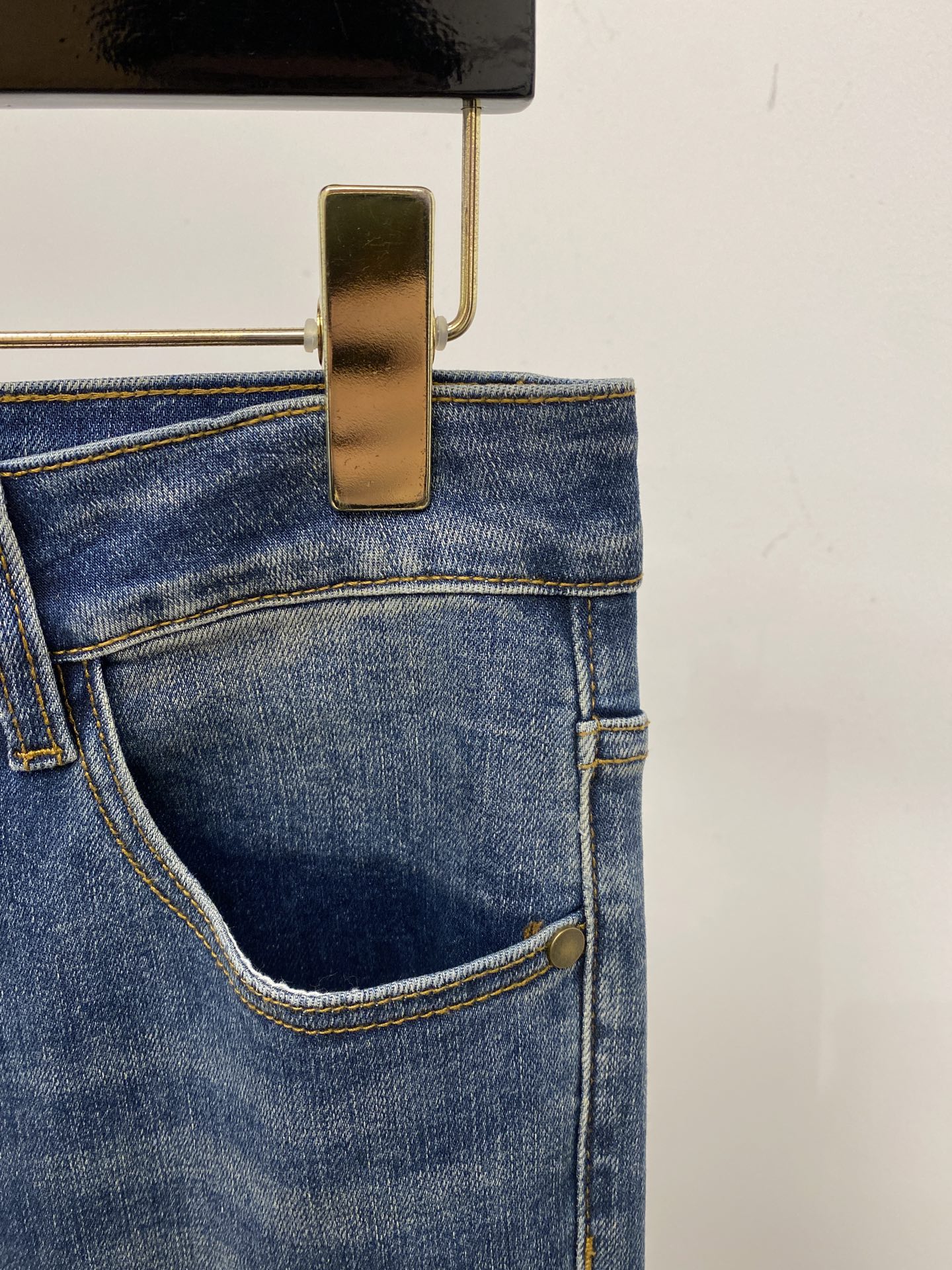 迪奥、2025最新品，专柜同步有售，原单狠货，水洗休闲牛仔裤，进口原版水洗弹力面料，舒适有弹性，原版五金