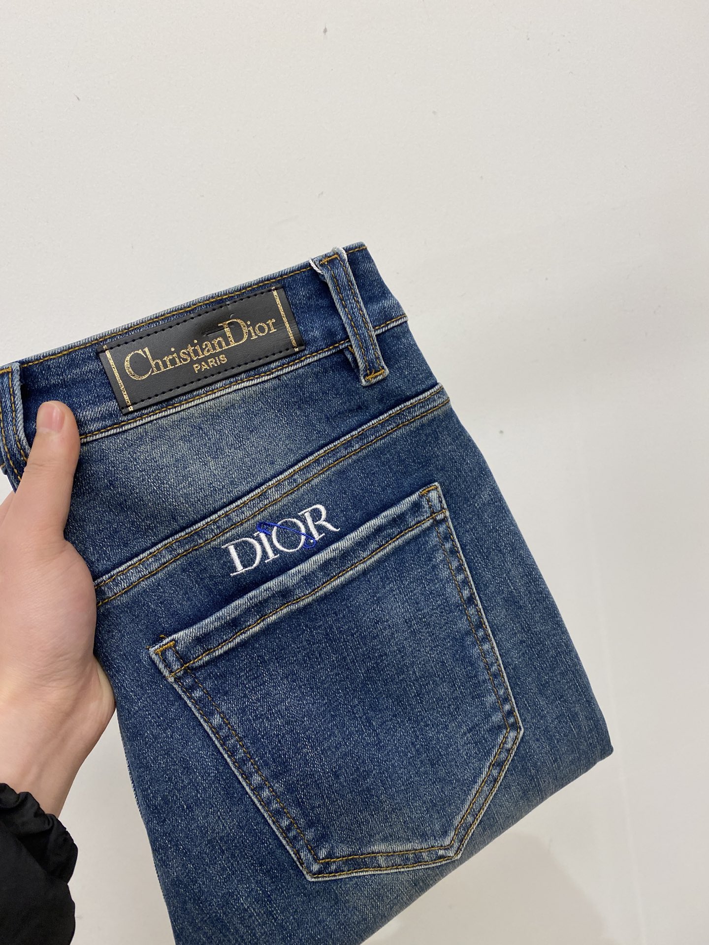 NO:681565,Dior, 2025 latest products, available at counters simultaneously, original goods, washed casual jeans, imported original washed stretch fabrics, comfortable and elastic, original hardware accessories decorated with logo, super correct version, extremely high grade, counter quality, fashionable and stylish upper body, code number 29-38,, dior, jeans,19860909迪奥、2025最新品,专柜同步有售,原单狠货,水洗休闲牛仔裤,进口原版水洗弹力面料,舒适有弹性,原版五金辅料装饰logo,版型超正,档次极高,专柜品质,上身时尚有型,码数29-38,,dior,jeans,,Men's clothing