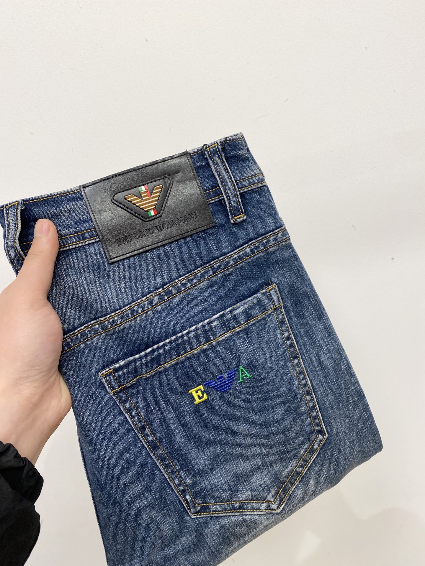 NO:681561,Armani, 2025 latest products, available at counters simultaneously, original goods, washed casual jeans, imported original washed stretch fabrics, comfortable and elastic, original hardware accessories decorated with logo, super correct version, extremely high grade, counter quality, fashionable and stylish upper body, code number 29-38,,armani,jeans,19860909阿玛尼、2025最新品,专柜同步有售,原单狠货,水洗休闲牛仔裤,进口原版水洗弹力面料,舒适有弹性,原版五金辅料装饰logo,版型超正,档次极高,专柜品质,上身时尚有型,码数29-38,,armani,jeans,,Men's clothing