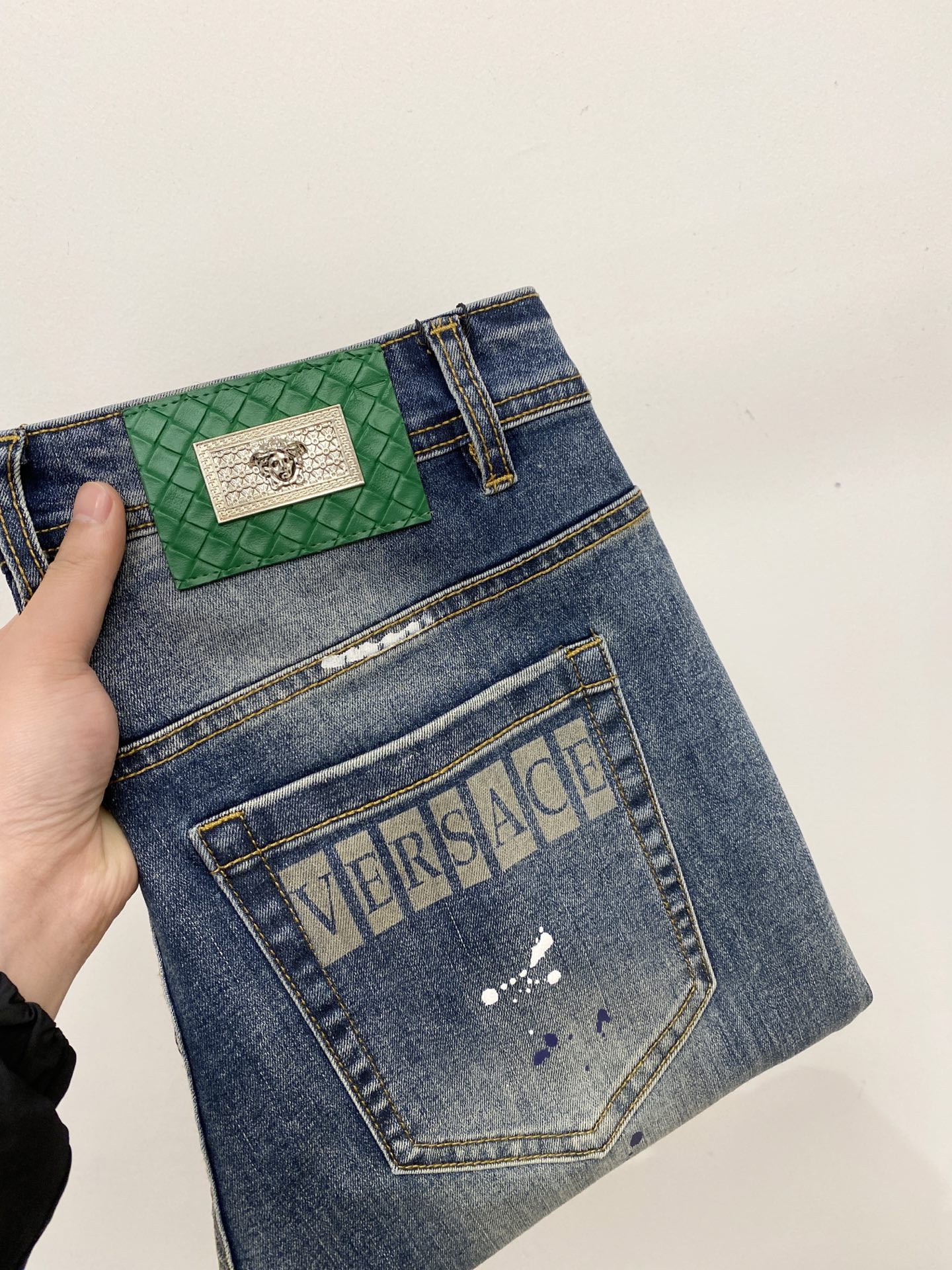 NO:681558,Versace, 2025 latest products, available at counters simultaneously, original goods, washed casual jeans, imported original washed stretch fabrics, comfortable and elastic, original hardware accessories decorated with logo, super correct version, extremely high grade, counter quality, fashionable and stylish upper body, code number 29-38,,versace,jeans,19860909范思哲、2025最新品,专柜同步有售,原单狠货,水洗休闲牛仔裤,进口原版水洗弹力面料,舒适有弹性,原版五金辅料装饰logo,版型超正,档次极高,专柜品质,上身时尚有型,码数29-38,,versace,jeans,,Men's clothing