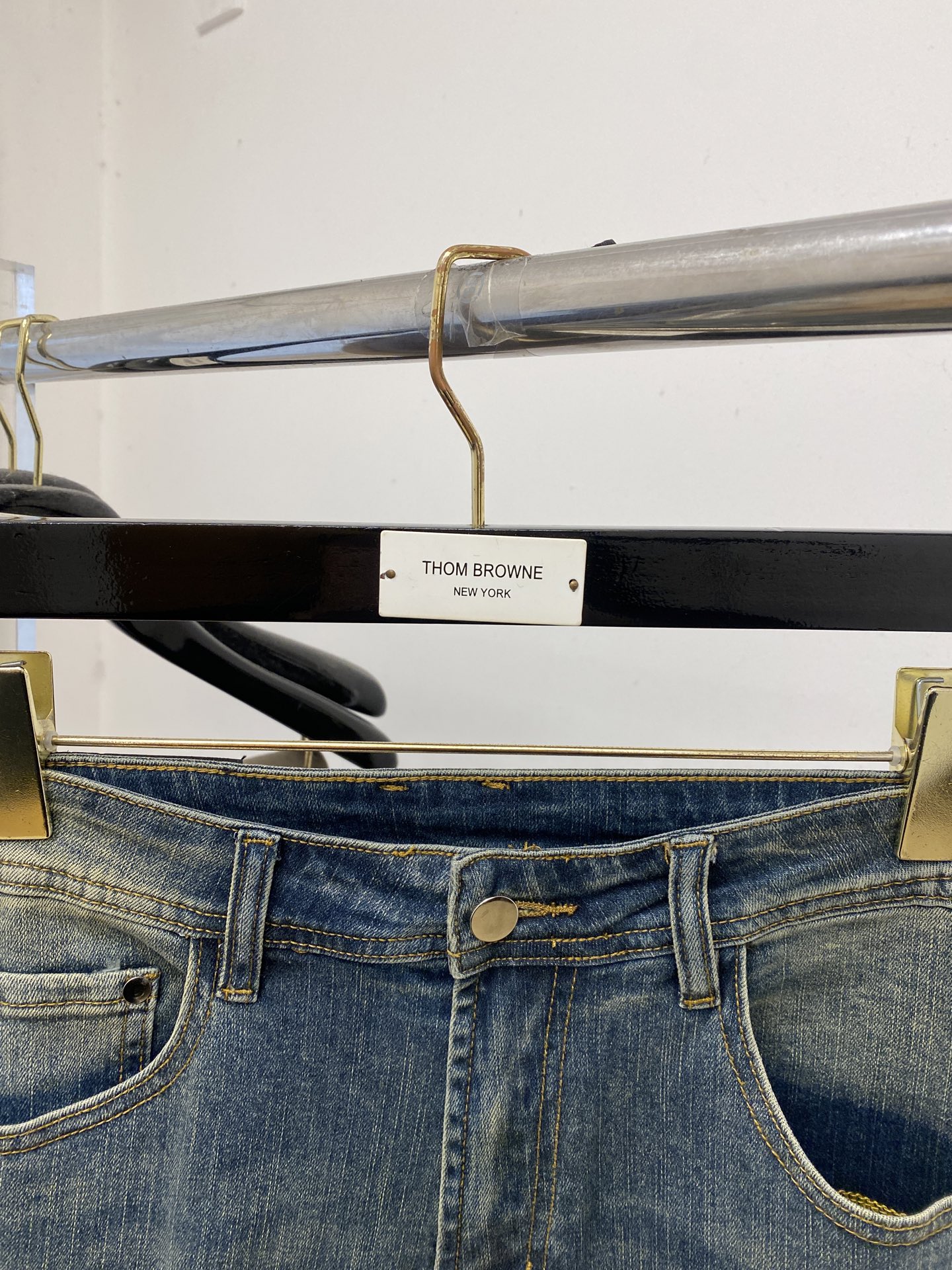 蒙口、2025最新品，专柜同步有售，原单狠货，水洗休闲牛仔裤，进口原版水洗弹力面料，舒适有弹性，原版五金