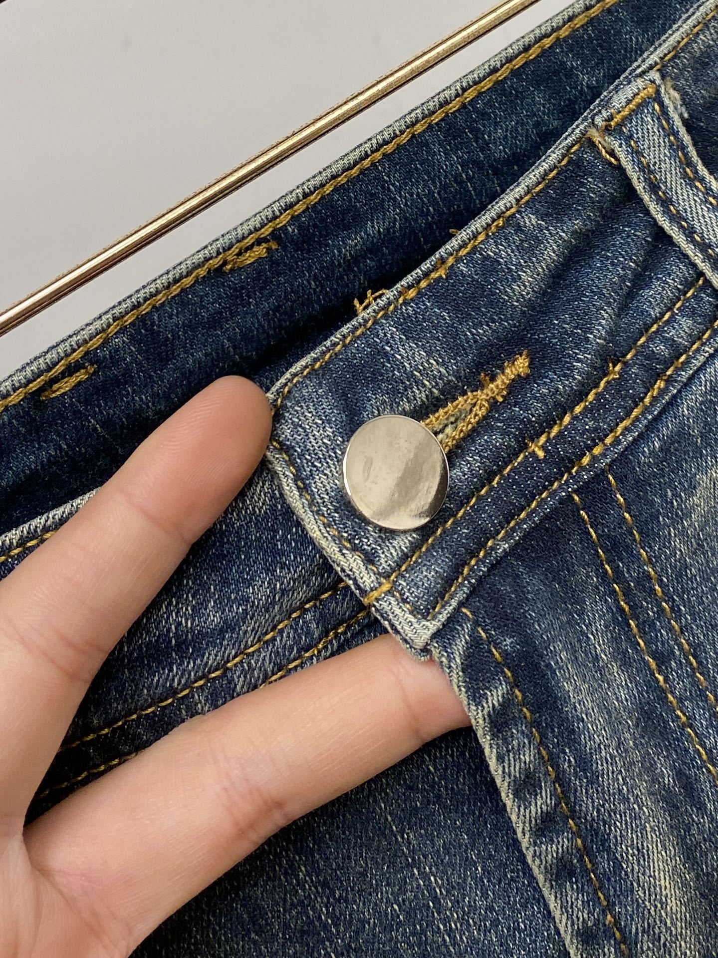 蒙口、2025最新品，专柜同步有售，原单狠货，水洗休闲牛仔裤，进口原版水洗弹力面料，舒适有弹性，原版五金