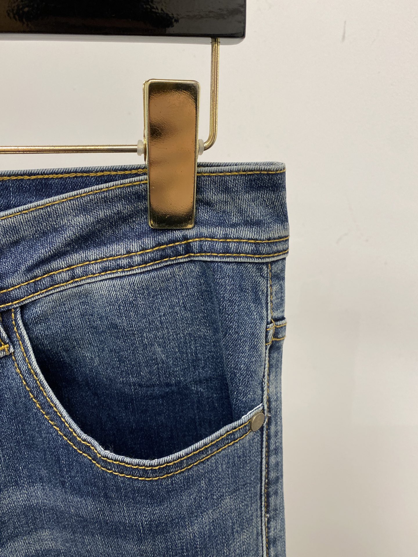 蒙口、2025最新品，专柜同步有售，原单狠货，水洗休闲牛仔裤，进口原版水洗弹力面料，舒适有弹性，原版五金