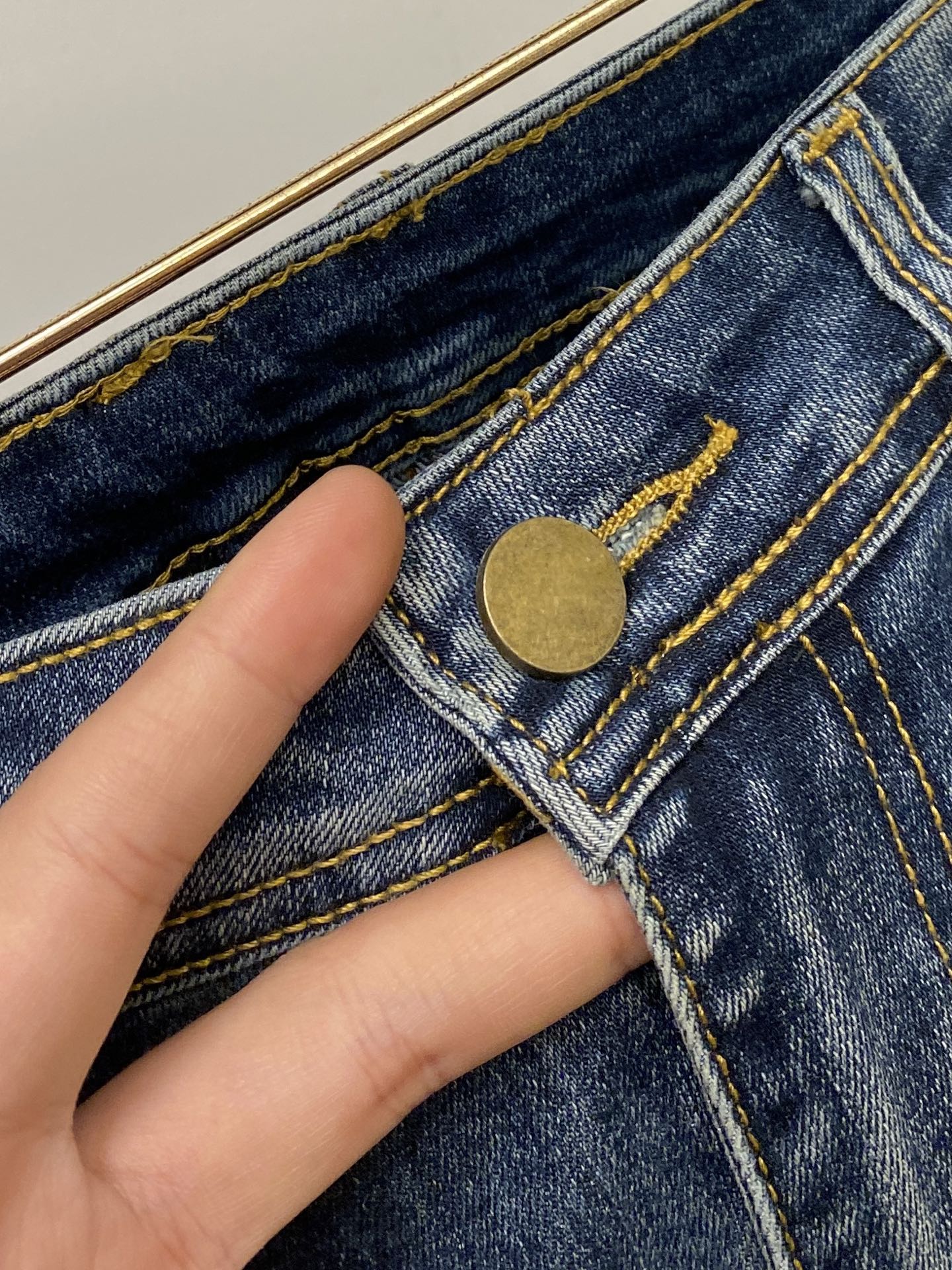 蒙口、2025最新品，专柜同步有售，原单狠货，水洗休闲牛仔裤，进口原版水洗弹力面料，舒适有弹性，原版五金