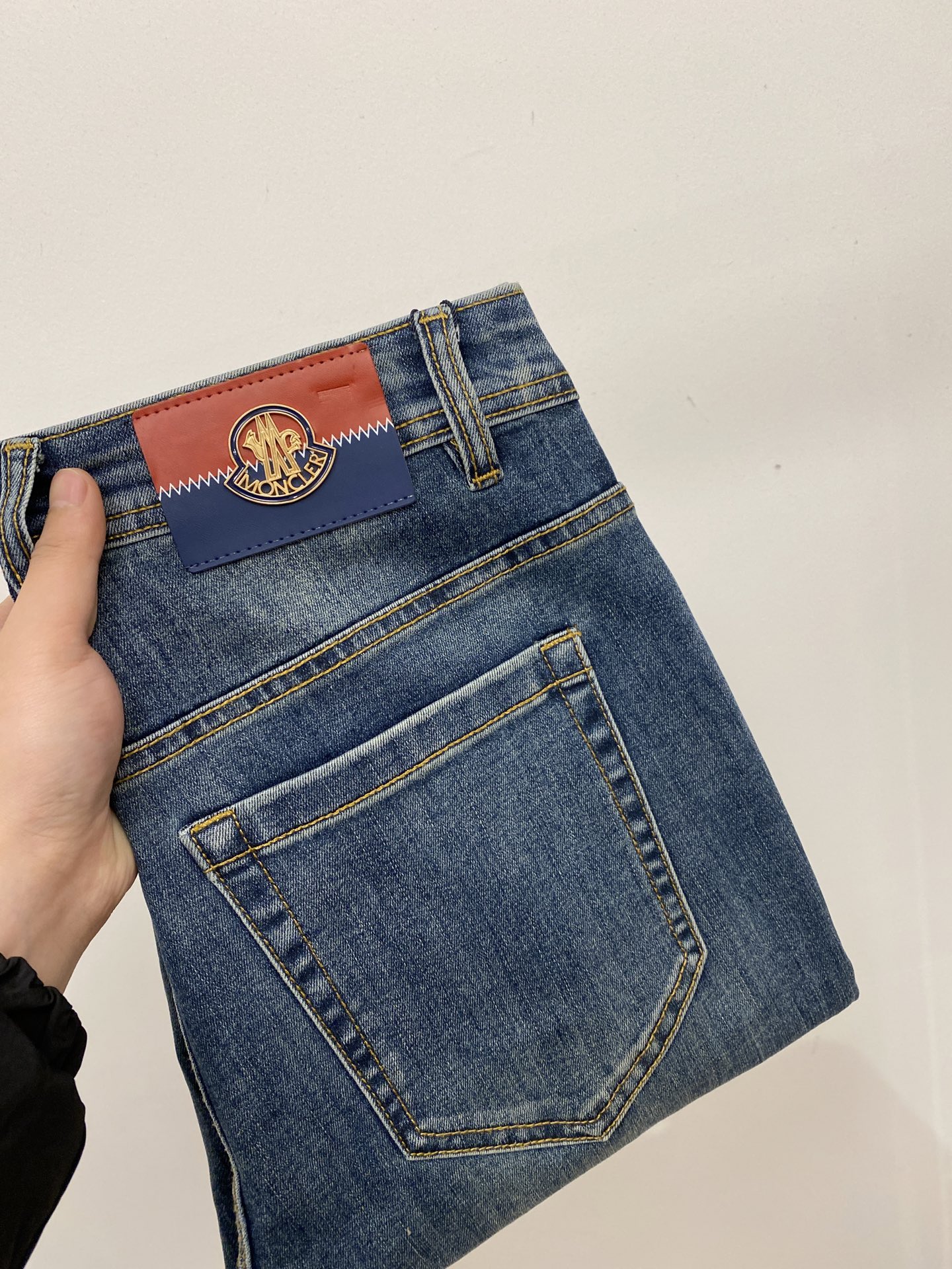 蒙口、2025最新品，专柜同步有售，原单狠货，水洗休闲牛仔裤，进口原版水洗弹力面料，舒适有弹性，原版五金