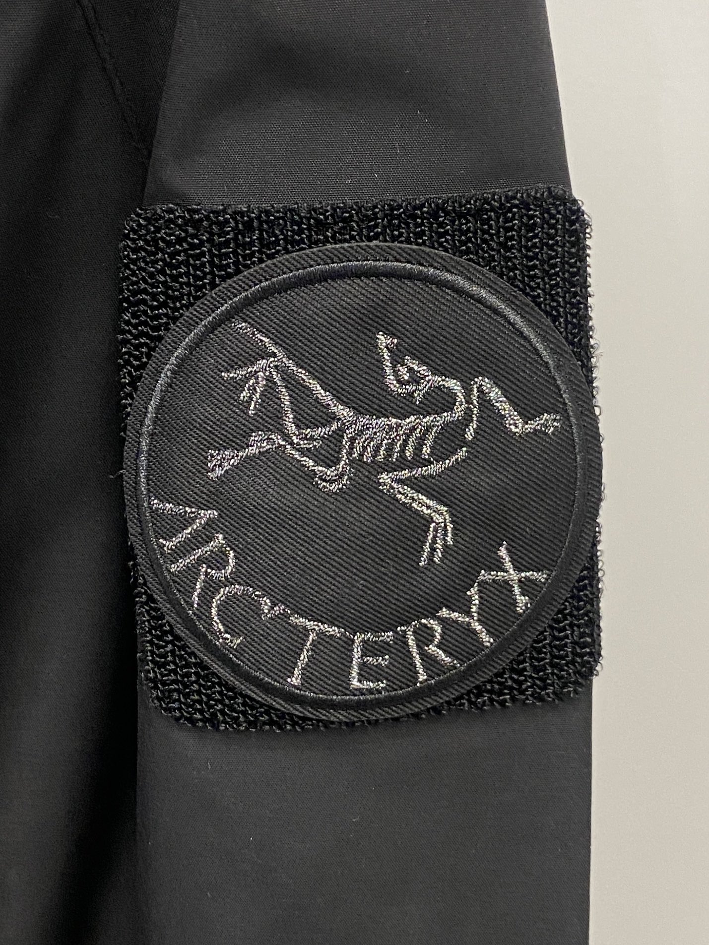 始祖鸟、2025新品夹克外套，时尚帅气，简约百搭款，胸前精致刺绣图案logo，定制原版面料，不仅挺括，保