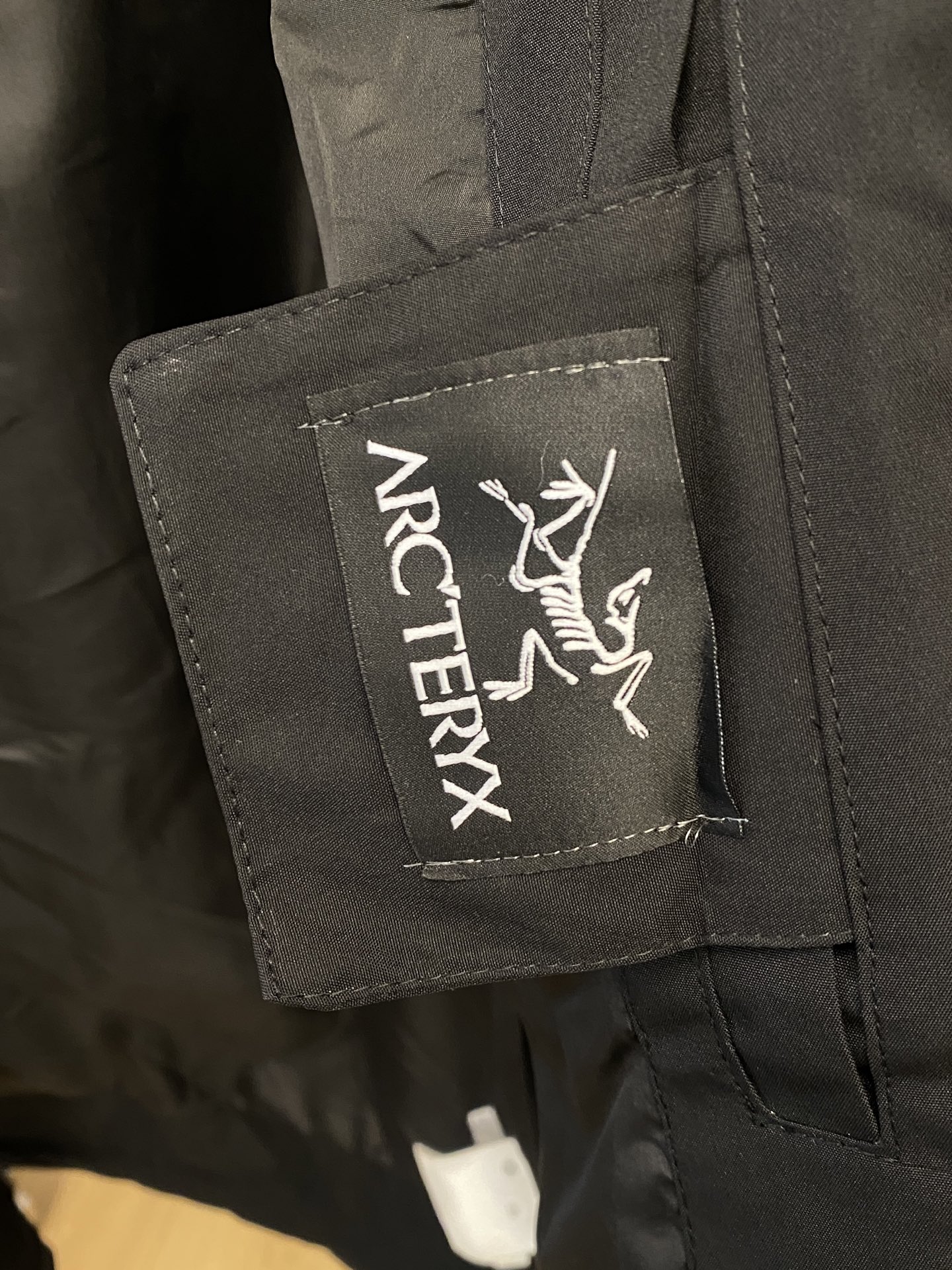 始祖鸟、2025新品夹克外套，时尚帅气，简约百搭款，胸前精致刺绣图案logo，定制原版面料，不仅挺括，保