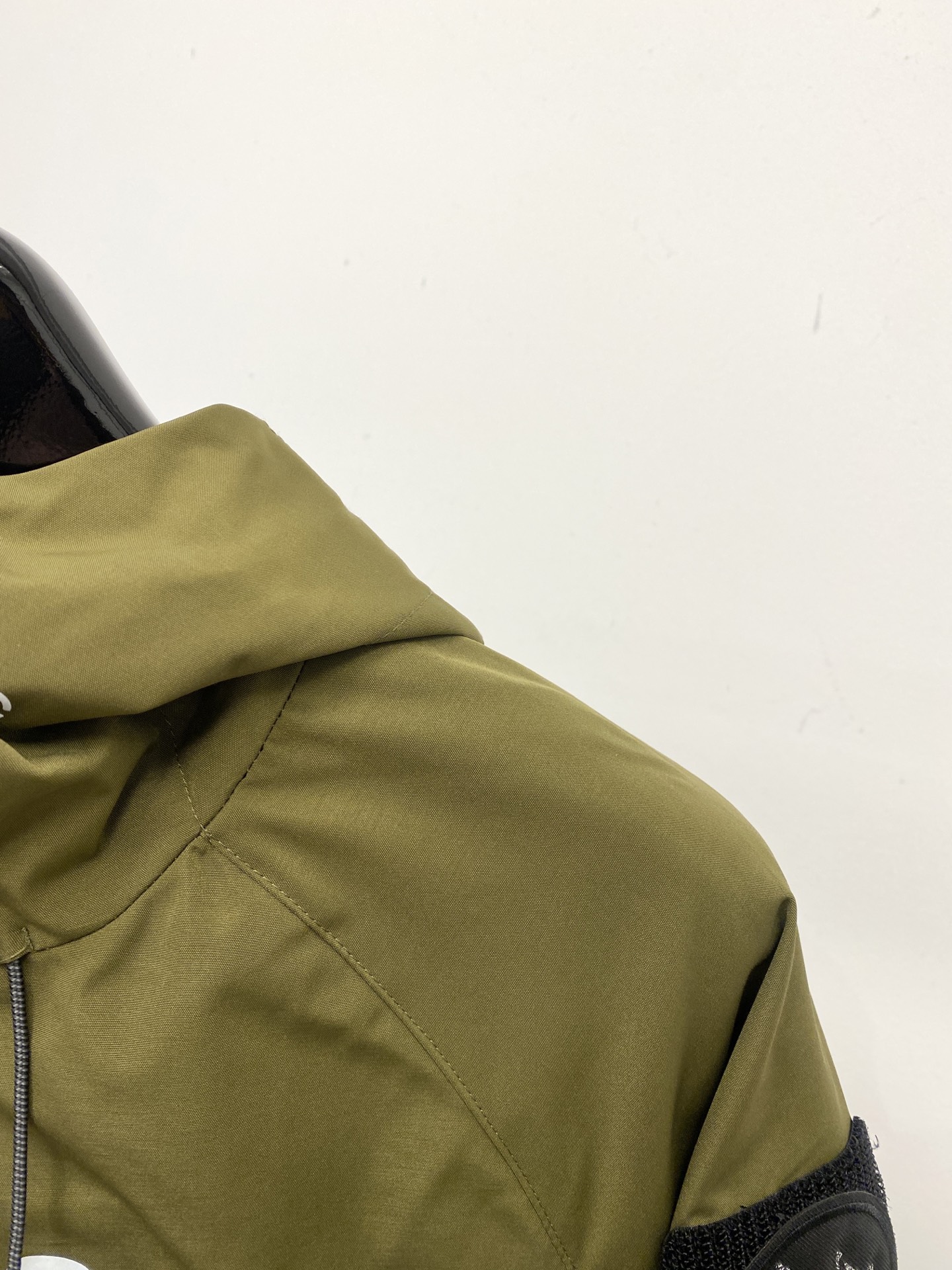 始祖鸟、2025新品夹克外套，时尚帅气，简约百搭款，胸前精致刺绣图案logo，定制原版面料，不仅挺括，保