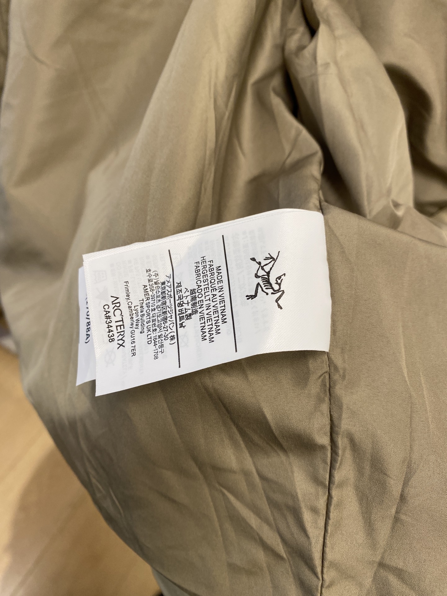 始祖鸟、2025新品夹克外套，时尚帅气，简约百搭款，胸前精致刺绣图案logo，定制原版面料，不仅挺括，保