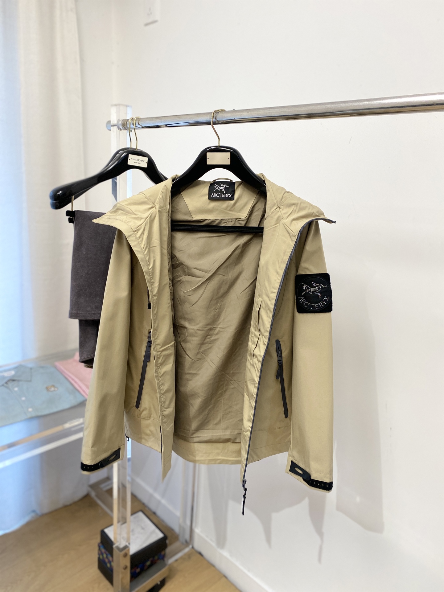 始祖鸟、2025新品夹克外套，时尚帅气，简约百搭款，胸前精致刺绣图案logo，定制原版面料，不仅挺括，保