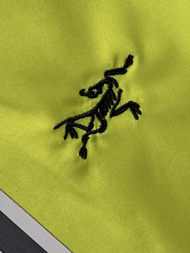 始祖鸟、2025新品夹克外套，时尚帅气，简约百搭款，胸前精致刺绣图案logo，定制原版面料，不仅挺括，保