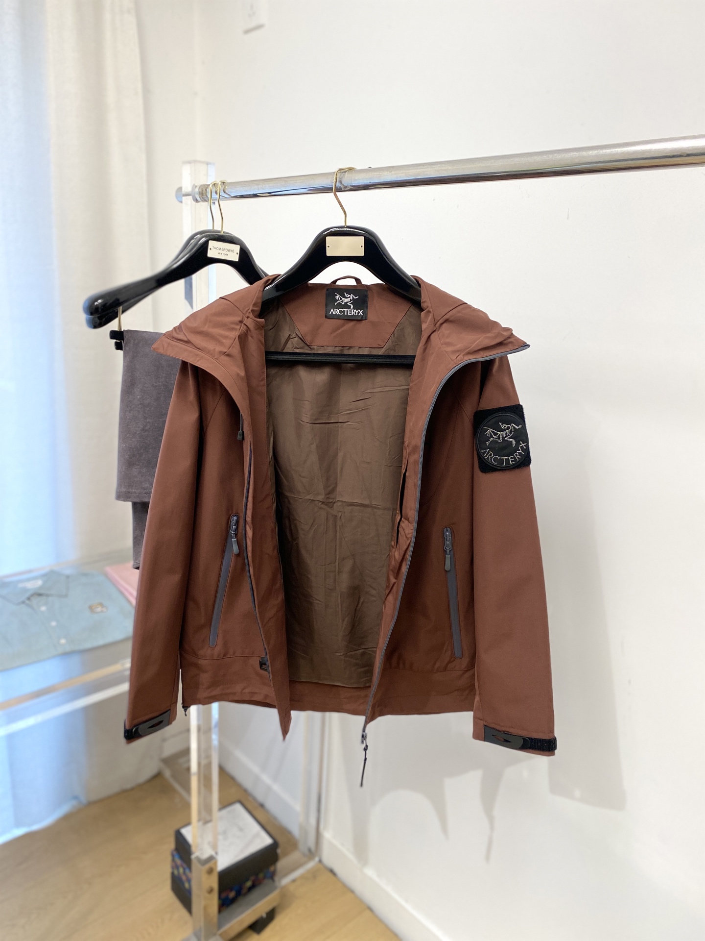 始祖鸟、2025新品夹克外套，时尚帅气，简约百搭款，胸前精致刺绣图案logo，定制原版面料，不仅挺括，保