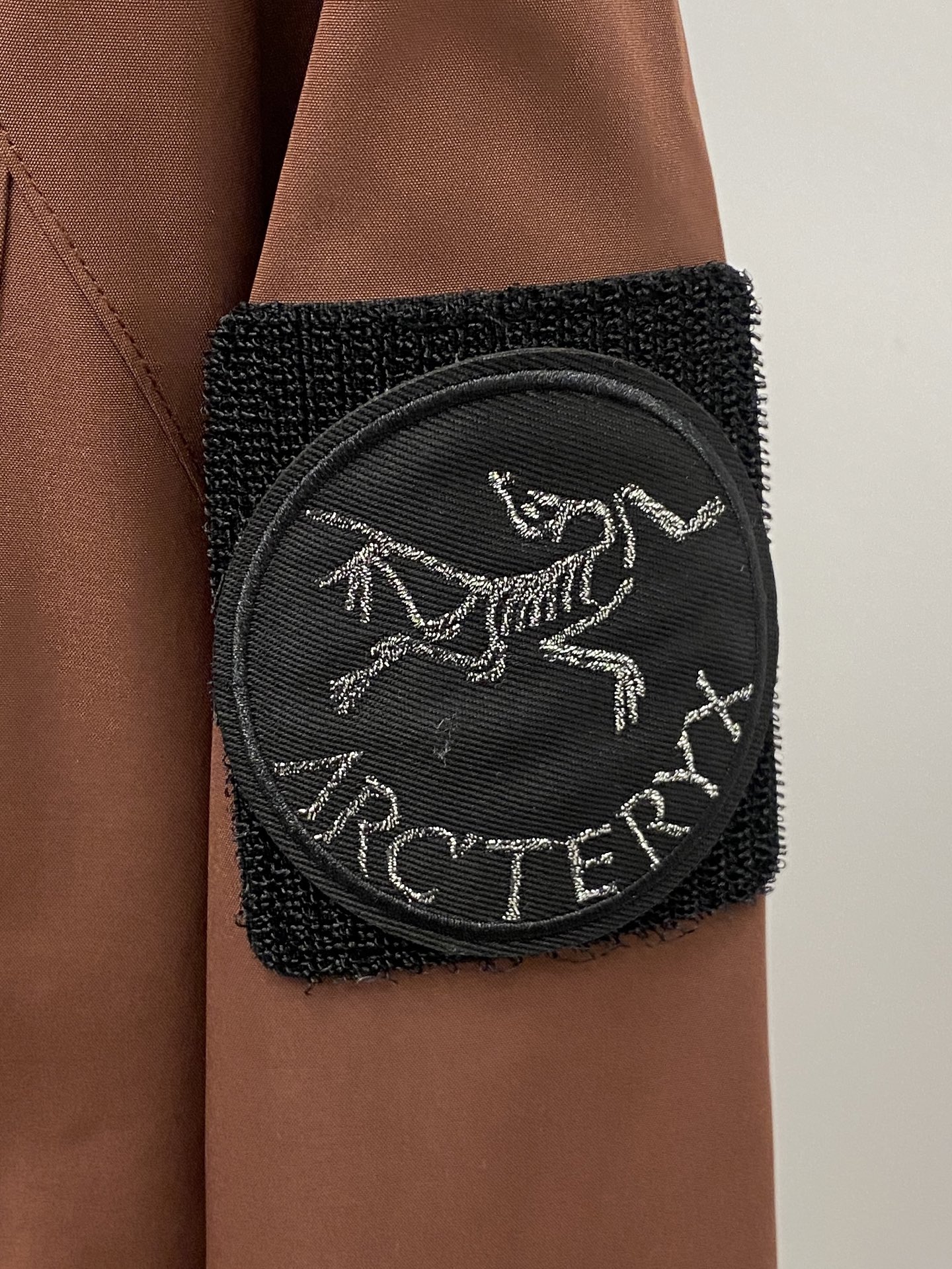 始祖鸟、2025新品夹克外套，时尚帅气，简约百搭款，胸前精致刺绣图案logo，定制原版面料，不仅挺括，保