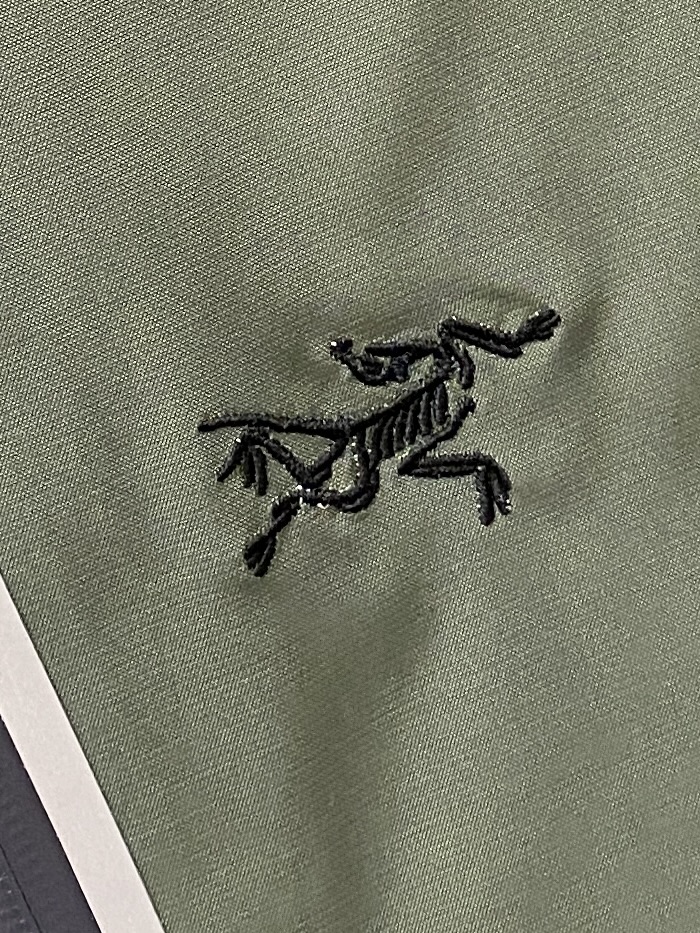 始祖鸟、2025新品夹克外套，时尚帅气，简约百搭款，胸前精致刺绣图案logo，定制原版面料，不仅挺括，保