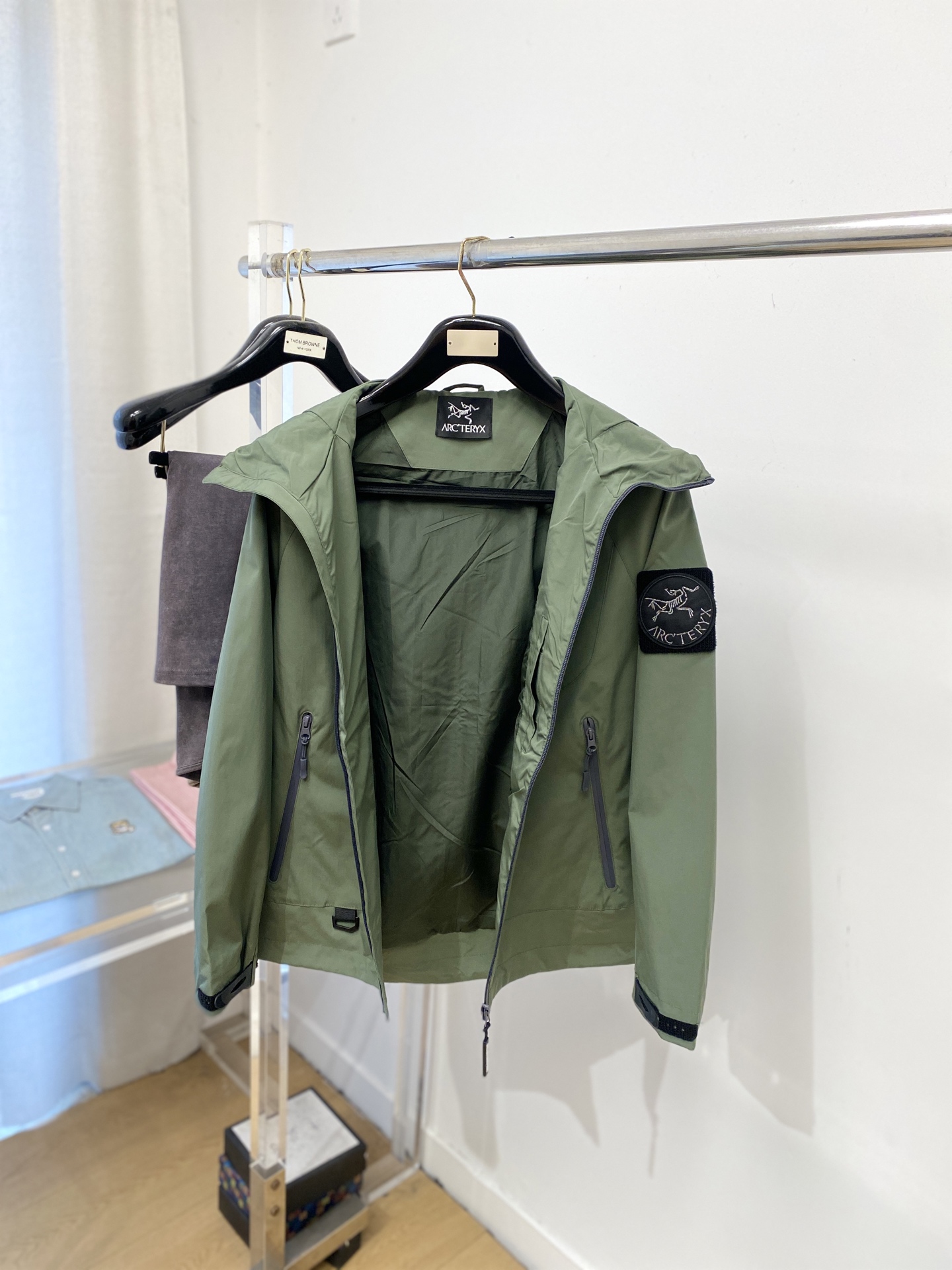 始祖鸟、2025新品夹克外套，时尚帅气，简约百搭款，胸前精致刺绣图案logo，定制原版面料，不仅挺括，保