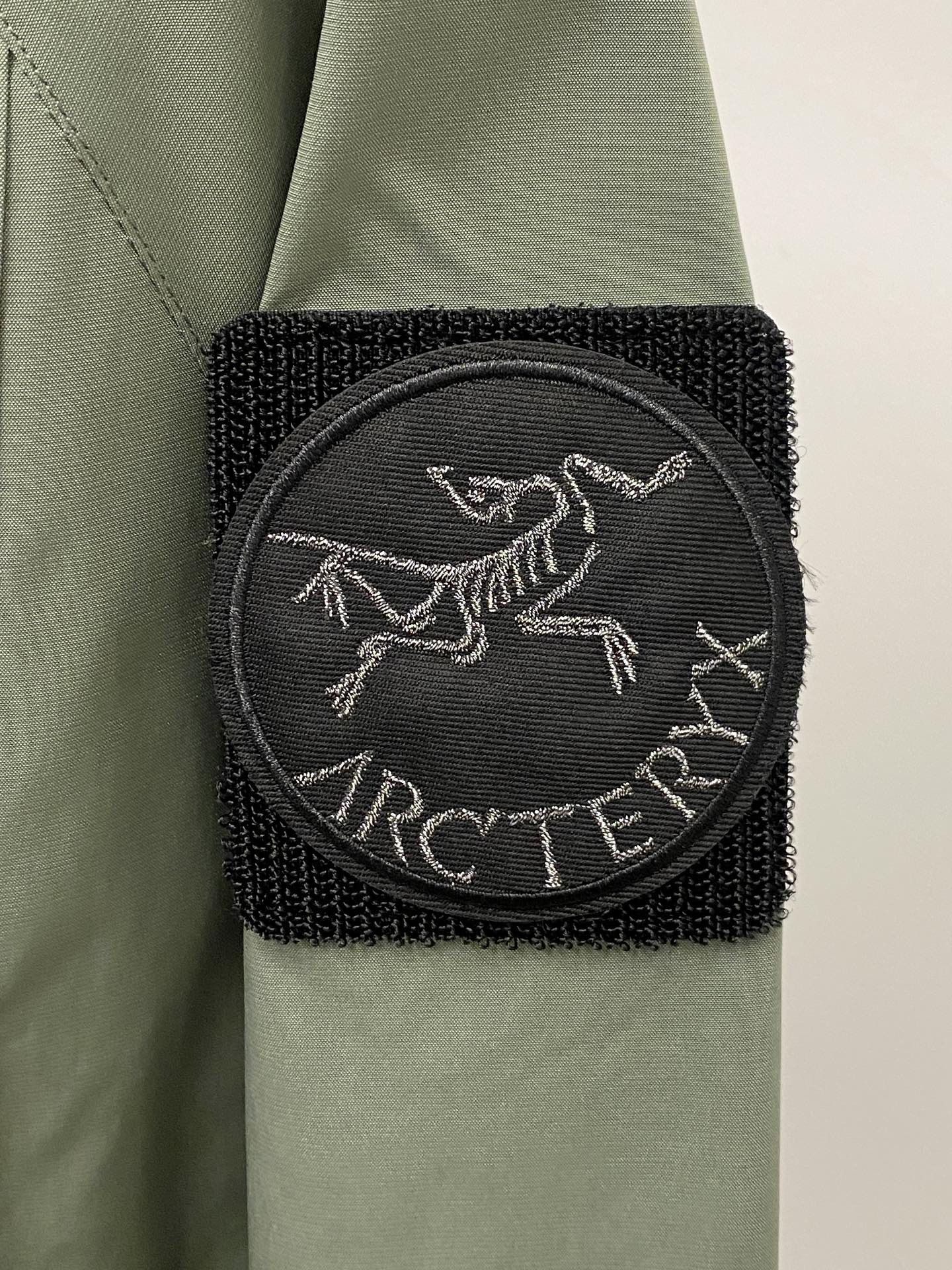 始祖鸟、2025新品夹克外套，时尚帅气，简约百搭款，胸前精致刺绣图案logo，定制原版面料，不仅挺括，保