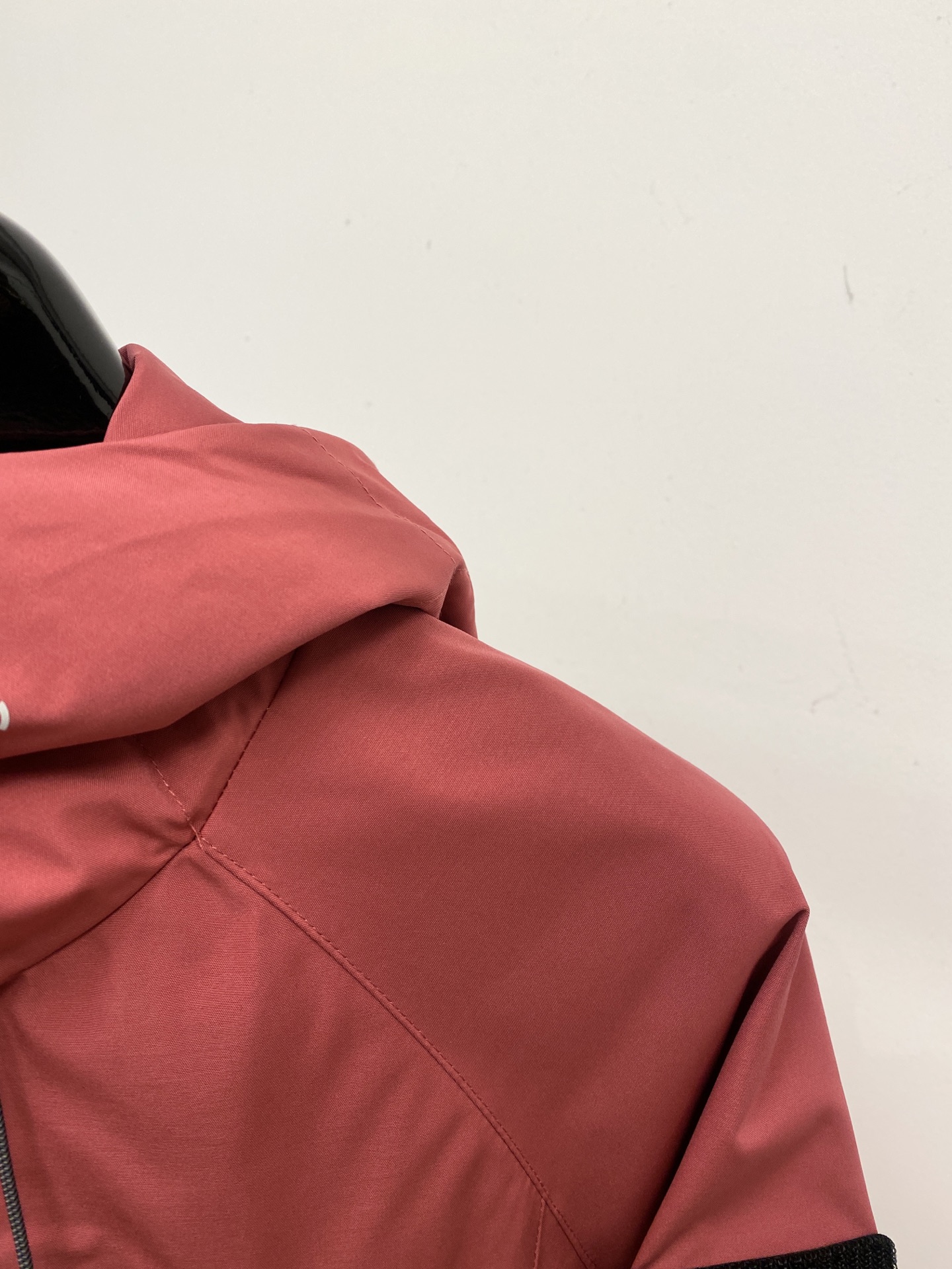 始祖鸟、2025新品夹克外套，时尚帅气，简约百搭款，胸前精致刺绣图案logo，定制原版面料，不仅挺括，保