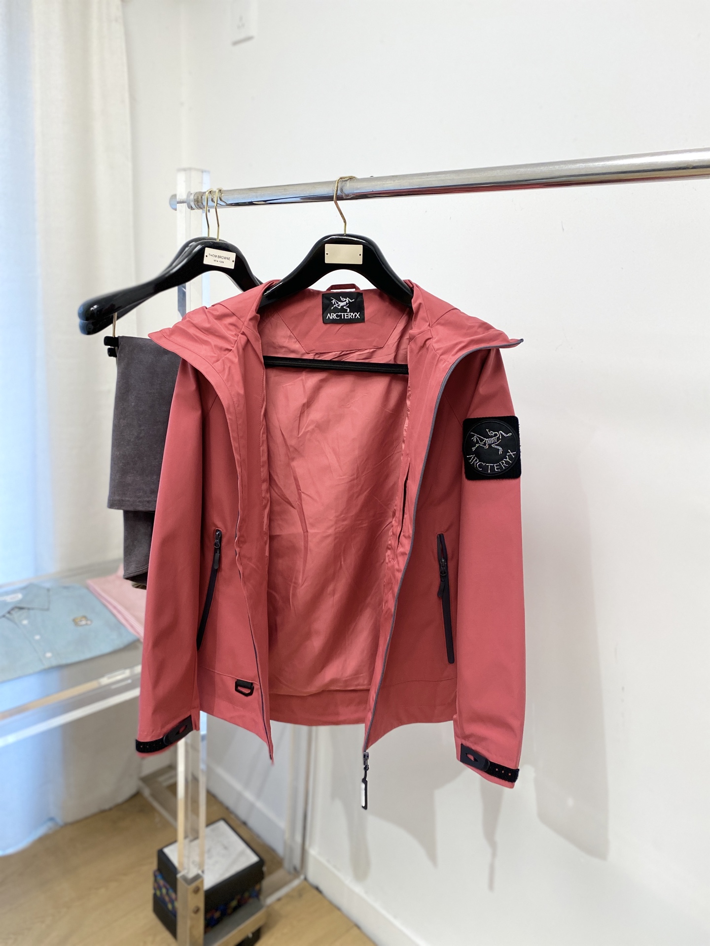 始祖鸟、2025新品夹克外套，时尚帅气，简约百搭款，胸前精致刺绣图案logo，定制原版面料，不仅挺括，保