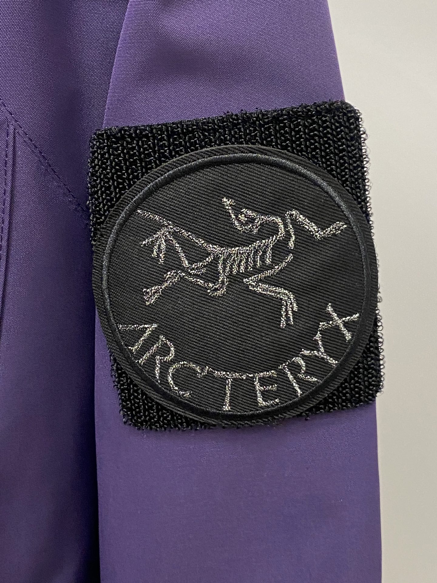 始祖鸟、2025新品夹克外套，时尚帅气，简约百搭款，胸前精致刺绣图案logo，定制原版面料，不仅挺括，保