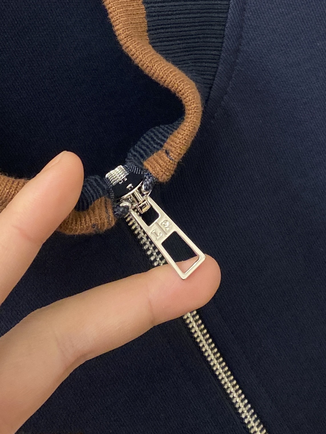 lP🆕、2025新品卫衣外套，帅气时尚，胸前精致刺绣图案字母logo，简约百搭款。面料棉 不仅挺括，保持