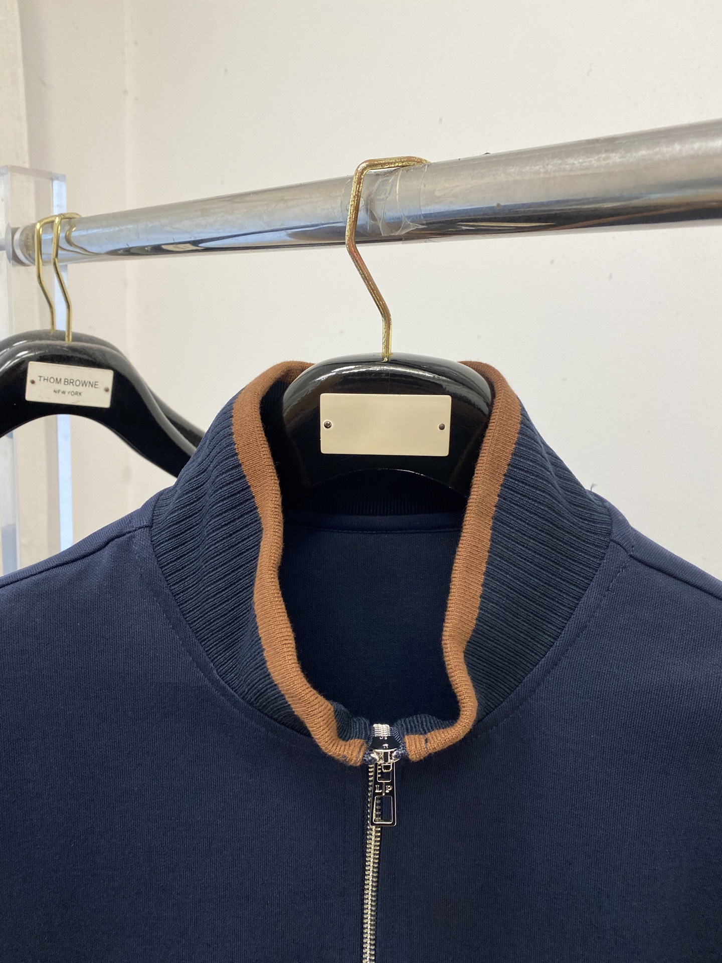 lP🆕、2025新品卫衣外套，帅气时尚，胸前精致刺绣图案字母logo，简约百搭款。面料棉 不仅挺括，保持