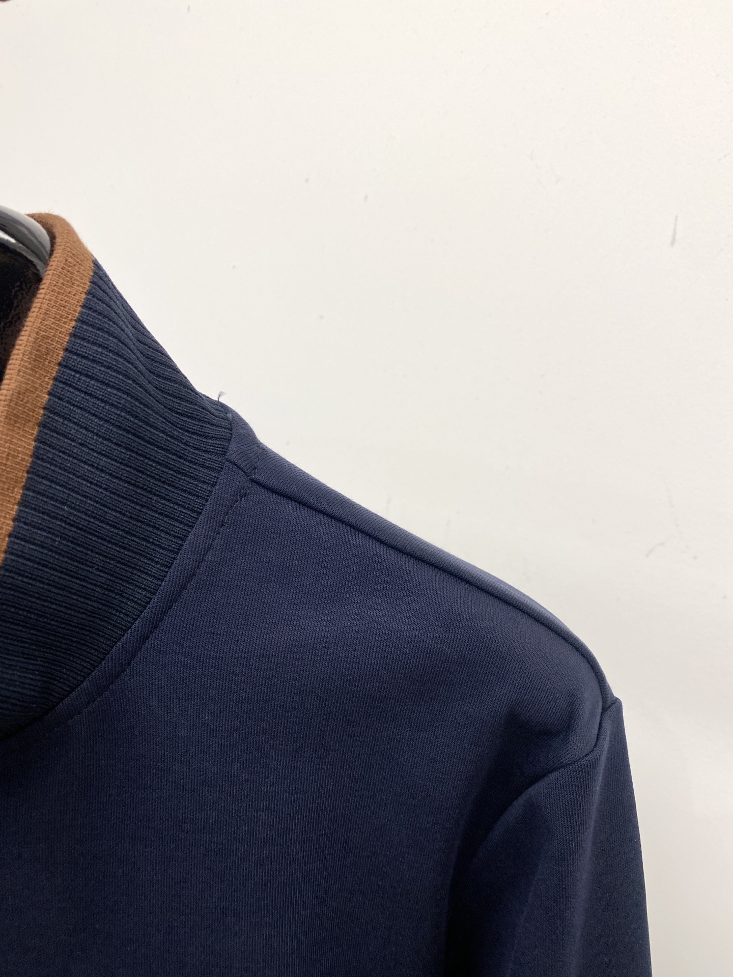 lP🆕、2025新品卫衣外套，帅气时尚，胸前精致刺绣图案字母logo，简约百搭款。面料棉 不仅挺括，保持