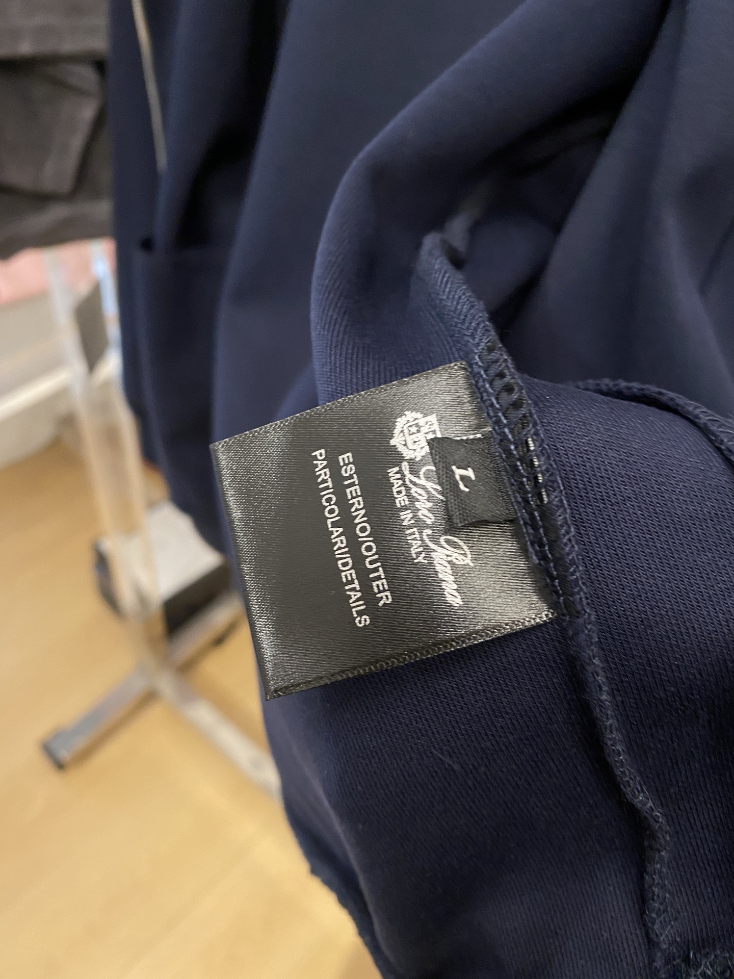 lP🆕、2025新品卫衣外套，帅气时尚，胸前精致刺绣图案字母logo，简约百搭款。面料棉 不仅挺括，保持