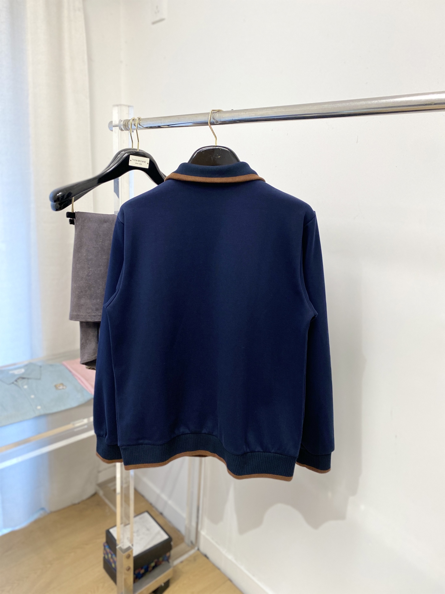 lP🆕、2025新品卫衣外套，帅气时尚，胸前精致刺绣图案字母logo，简约百搭款。面料棉 不仅挺括，保持