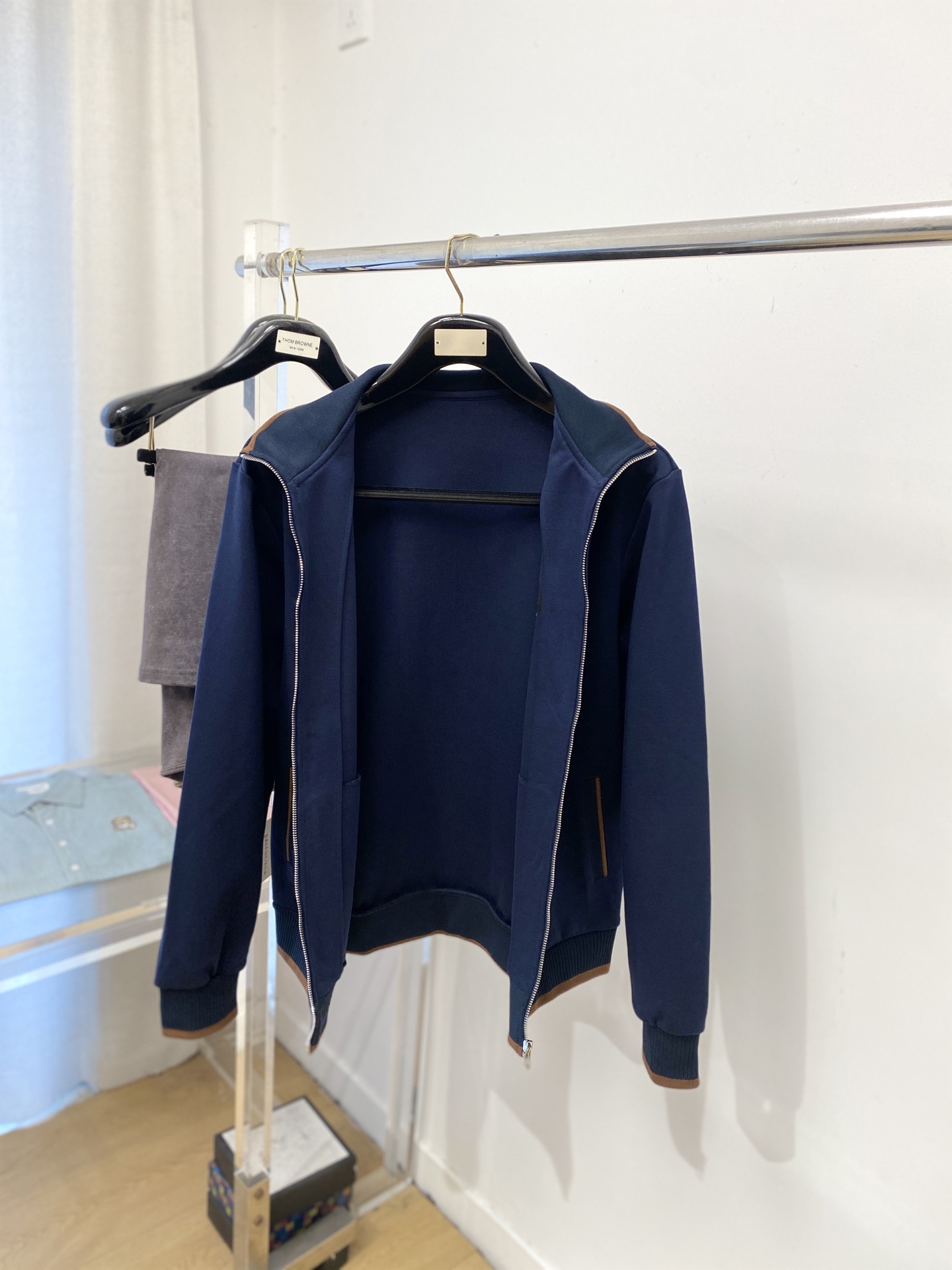 lP🆕、2025新品卫衣外套，帅气时尚，胸前精致刺绣图案字母logo，简约百搭款。面料棉 不仅挺括，保持