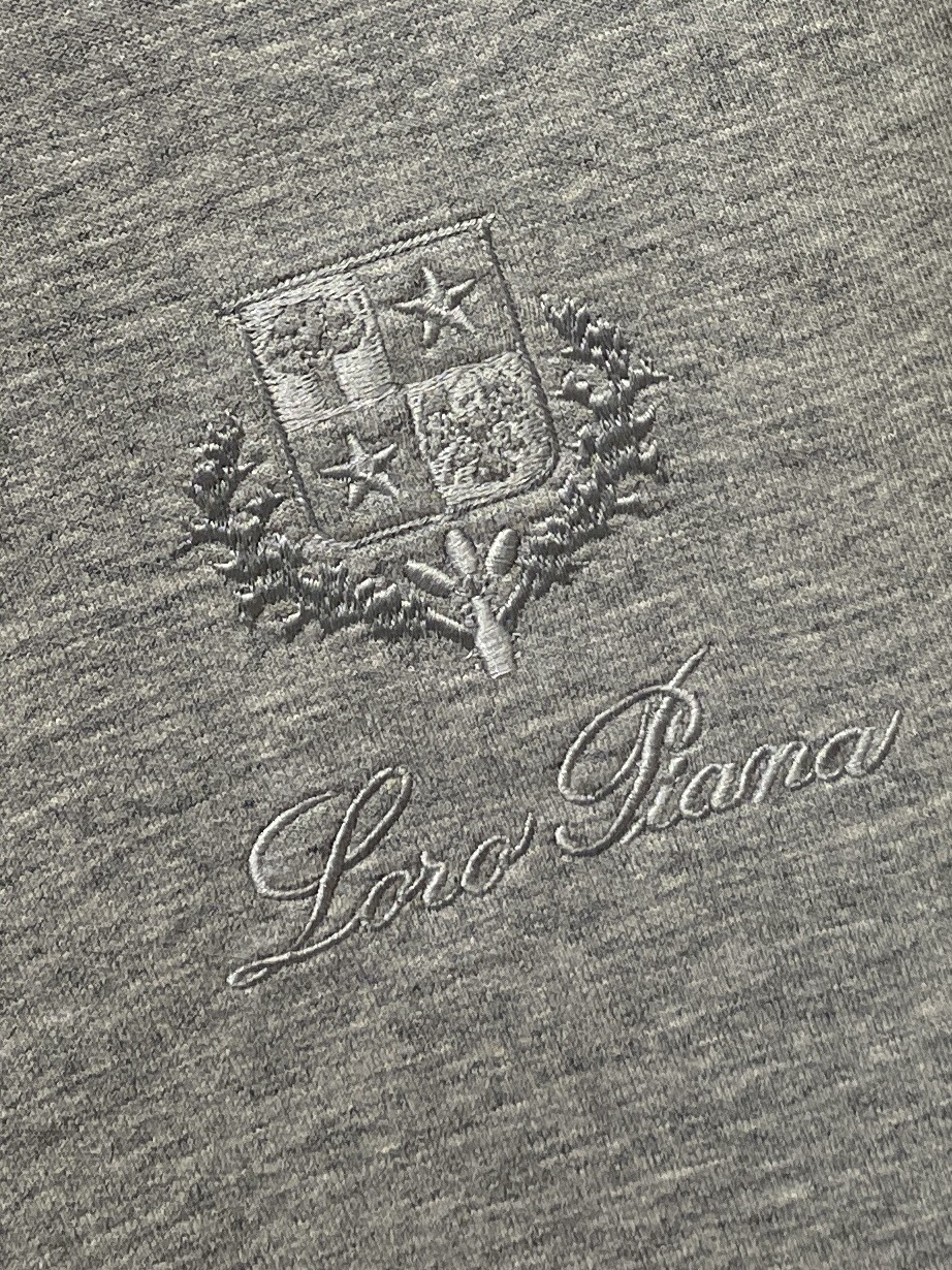 lP🆕、2025新品半拉链卫衣，帅气时尚，胸前精致刺绣图案字母logo，简约百搭款。面料棉 不仅挺括，保