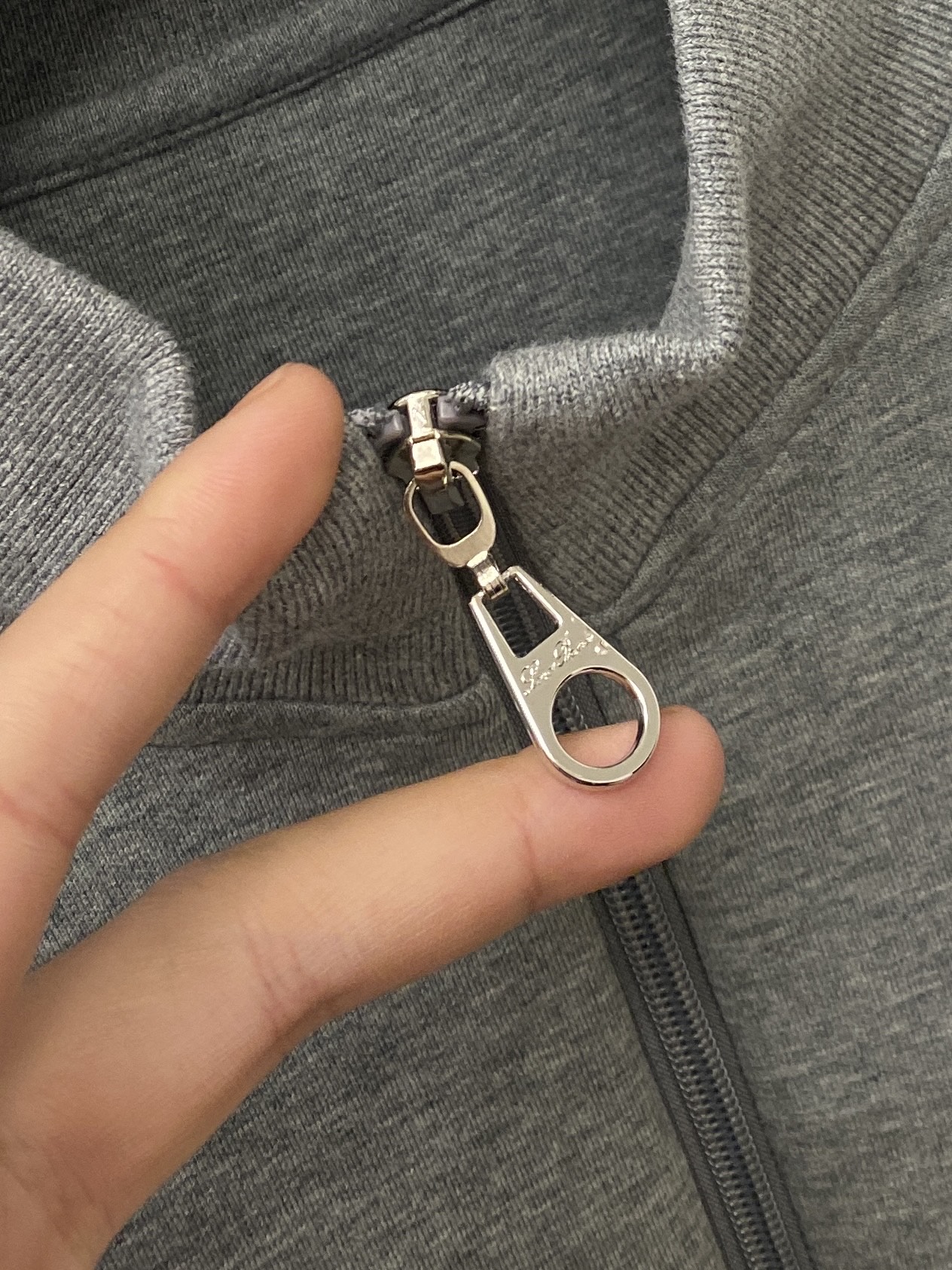 lP🆕、2025新品半拉链卫衣，帅气时尚，胸前精致刺绣图案字母logo，简约百搭款。面料棉 不仅挺括，保