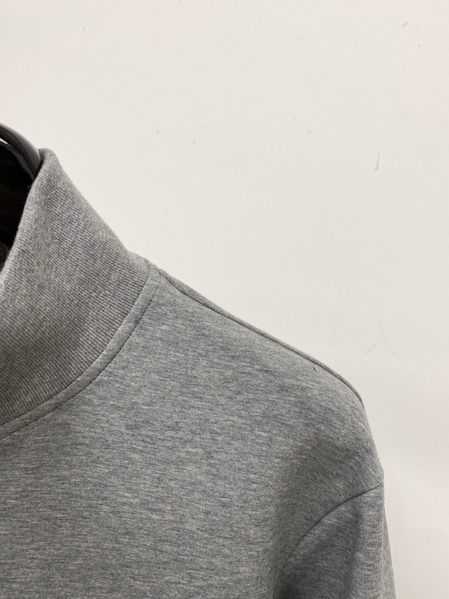 lP🆕、2025新品半拉链卫衣，帅气时尚，胸前精致刺绣图案字母logo，简约百搭款。面料棉 不仅挺括，保