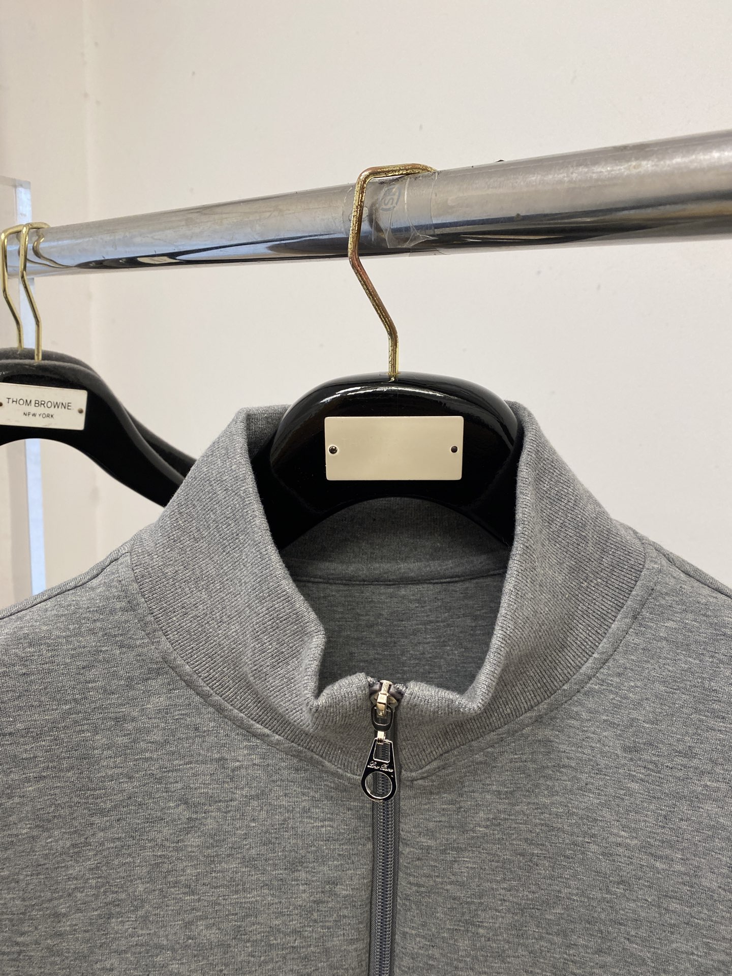 lP🆕、2025新品半拉链卫衣，帅气时尚，胸前精致刺绣图案字母logo，简约百搭款。面料棉 不仅挺括，保