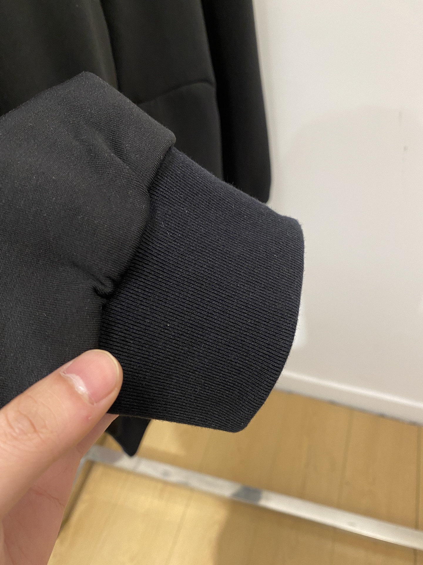 lP🆕、2025新品半拉链卫衣，帅气时尚，胸前精致刺绣图案字母logo，简约百搭款。面料棉 不仅挺括，保