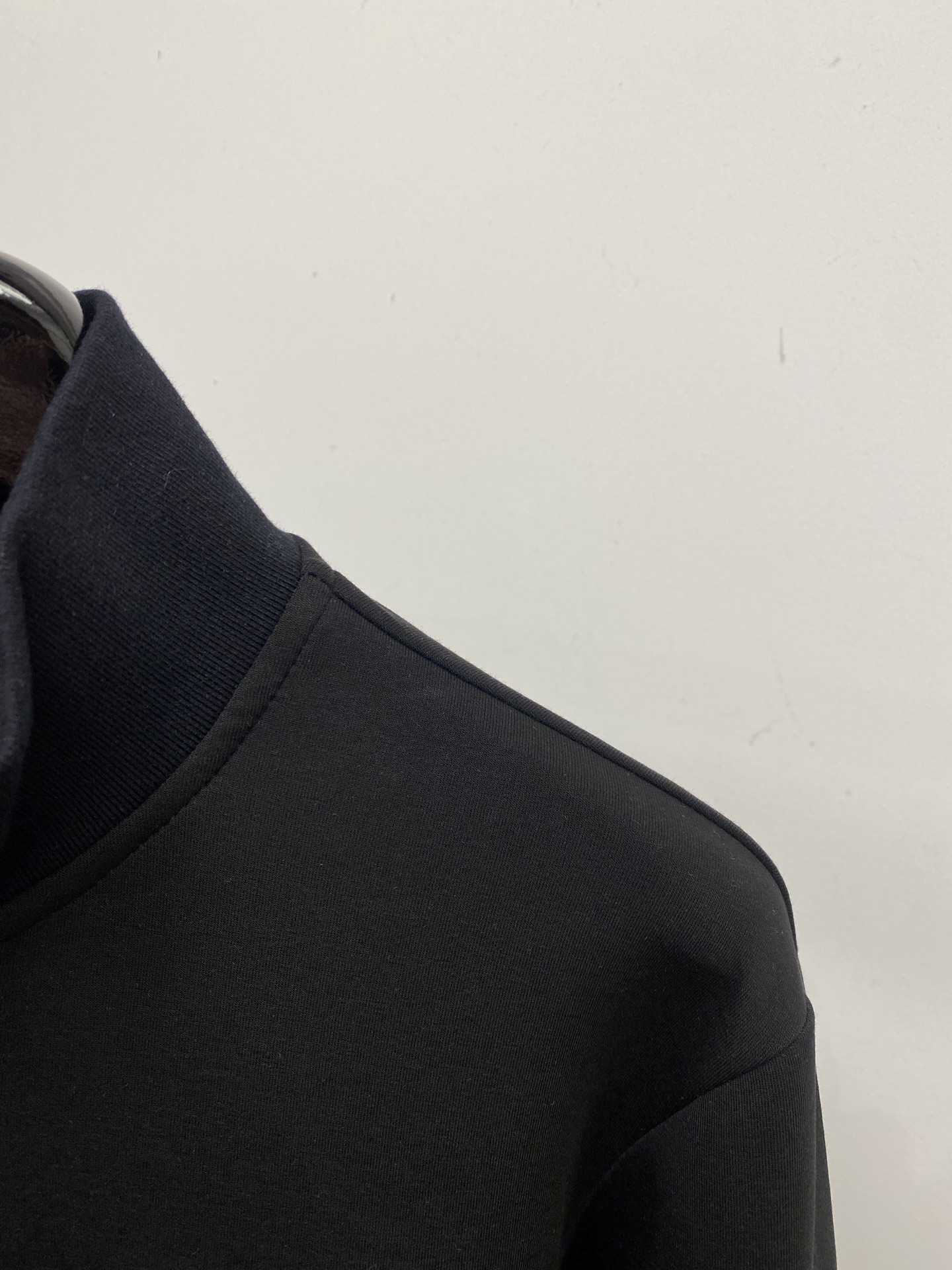 lP🆕、2025新品半拉链卫衣，帅气时尚，胸前精致刺绣图案字母logo，简约百搭款。面料棉 不仅挺括，保