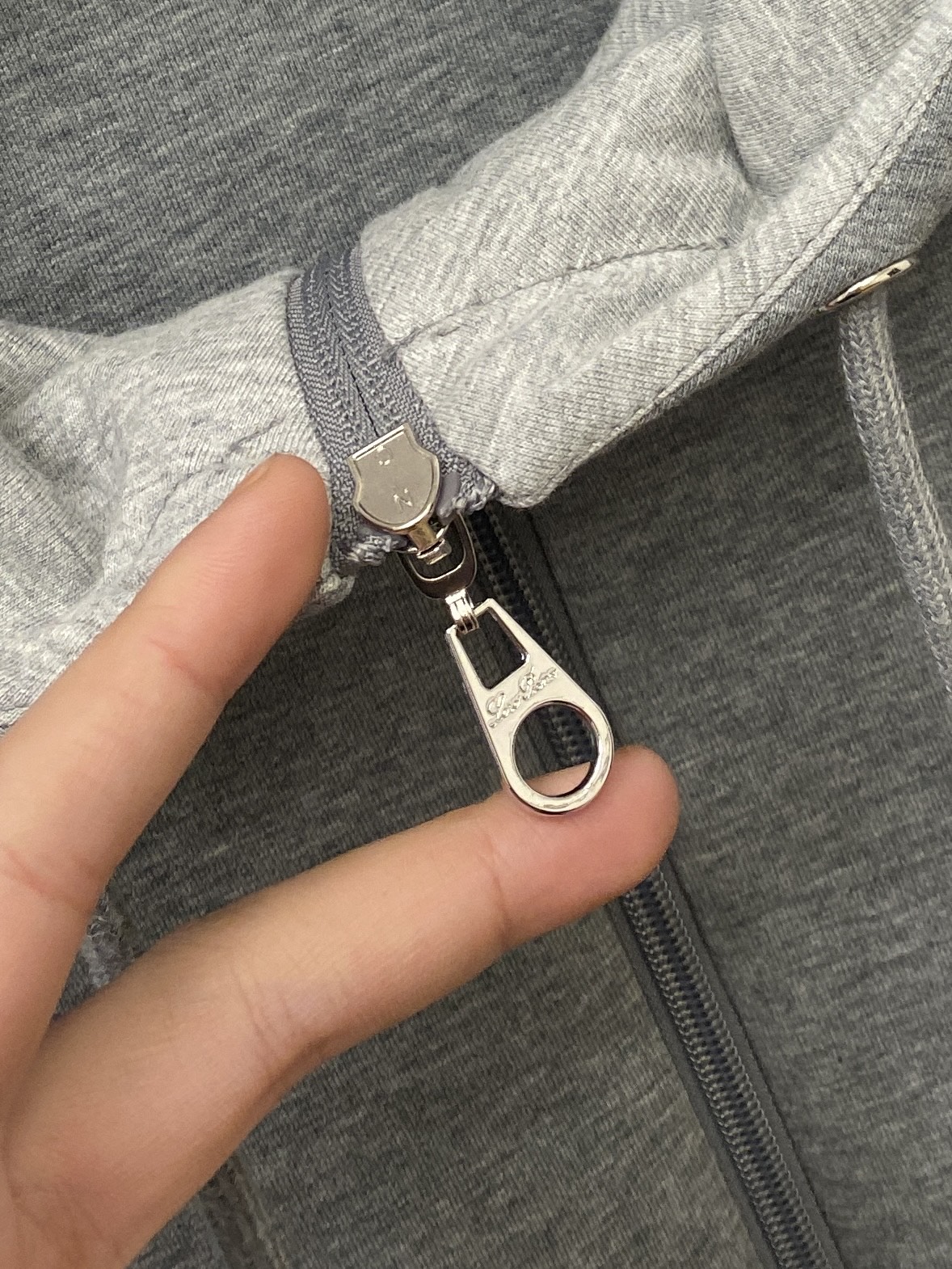 lP🆕、2025新品半拉链卫衣，帅气时尚，胸前精致刺绣图案字母logo，简约百搭款。面料棉 不仅挺括，保