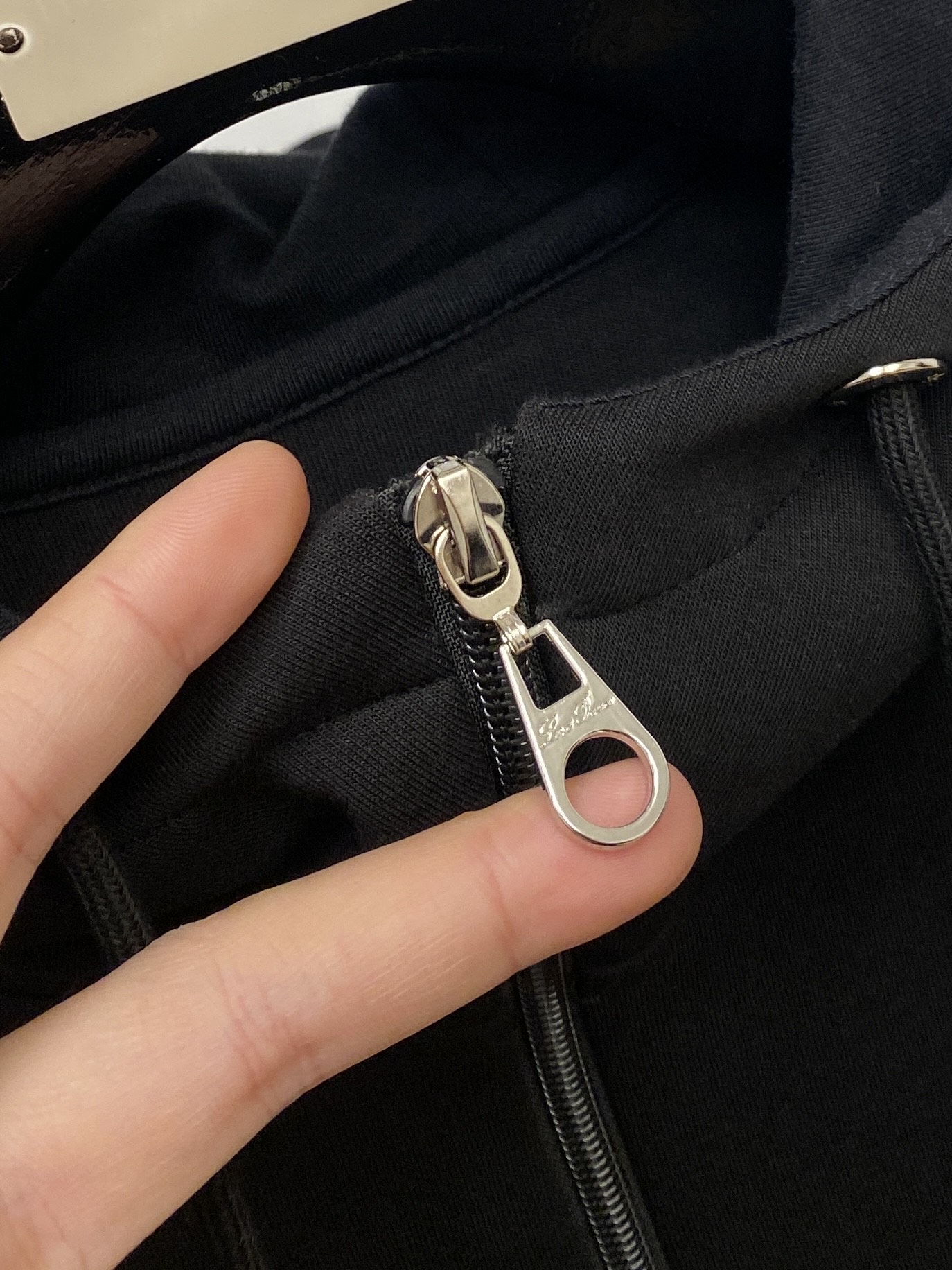 lP🆕、2025新品半拉链卫衣，帅气时尚，胸前精致刺绣图案字母logo，简约百搭款。面料棉 不仅挺括，保