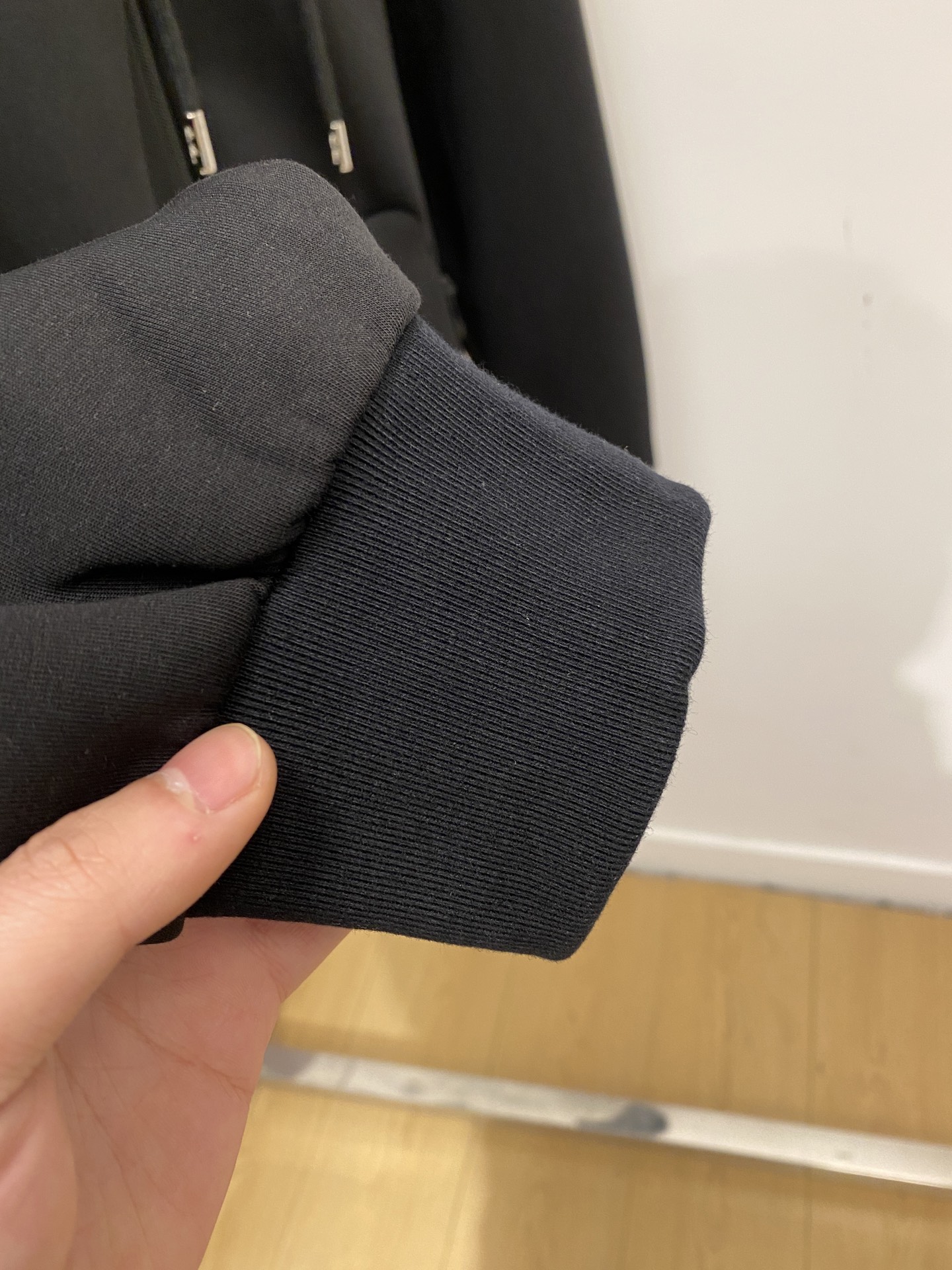 lP🆕、2025新品半拉链卫衣，帅气时尚，胸前精致刺绣图案字母logo，简约百搭款。面料棉 不仅挺括，保