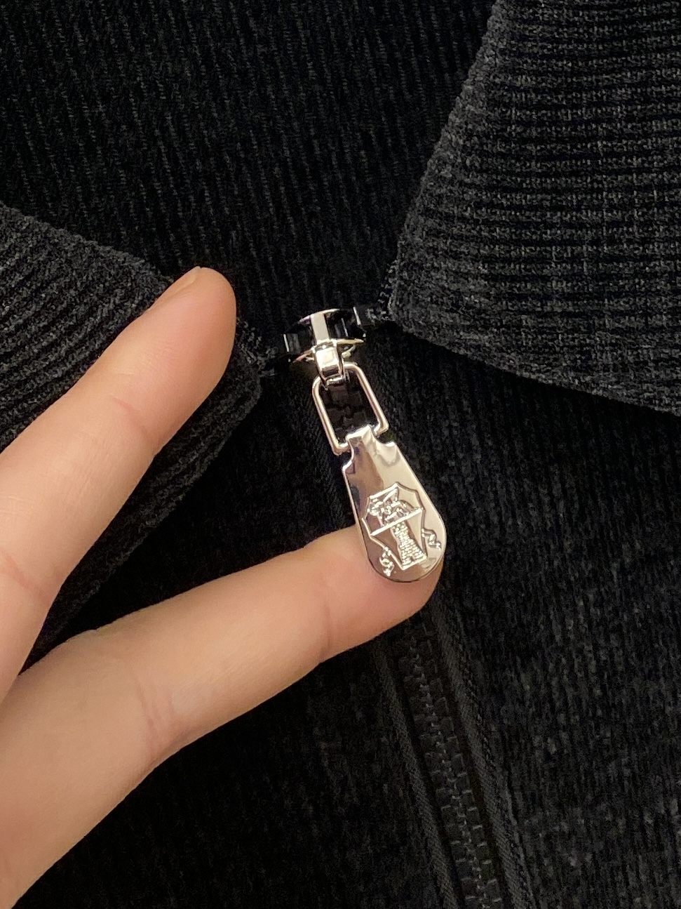 Brunello Cucinelli、2025新品夹克外套，时尚帅气，胸前精致刺绣图案logo，简约百搭