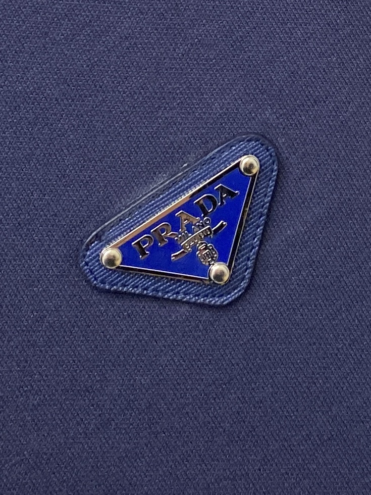 普拉达、2025新品卫衣外套，时尚帅气，胸前五金装饰三角标logo，简约百搭款，定制原版面料，不仅挺括，