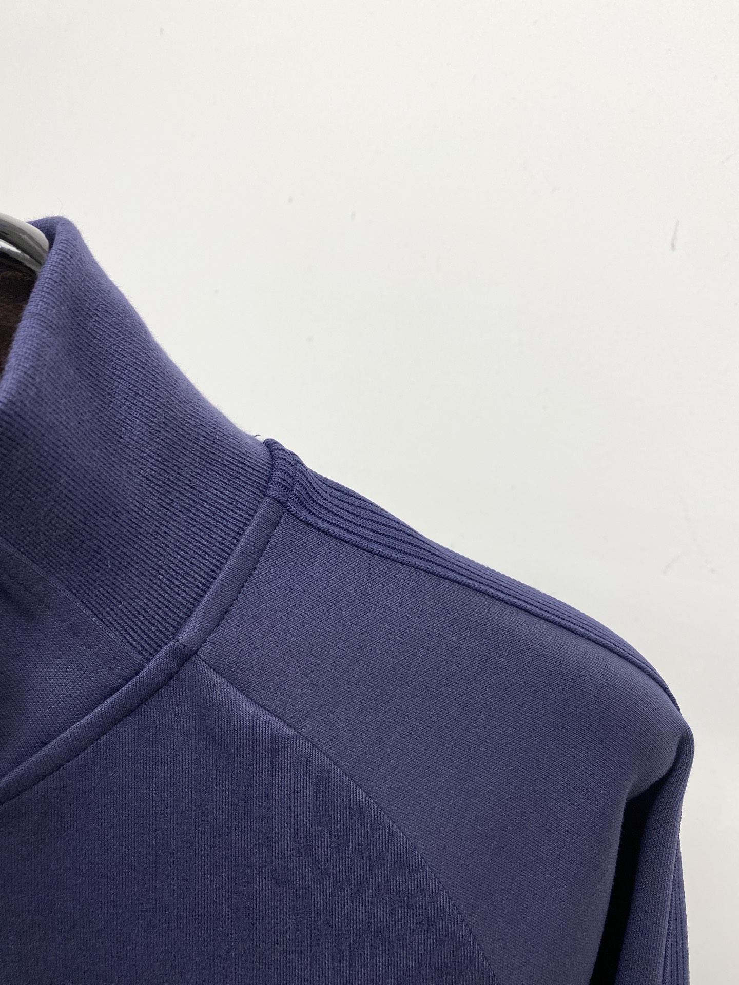 普拉达、2025新品卫衣外套，时尚帅气，胸前五金装饰三角标logo，简约百搭款，定制原版面料，不仅挺括，