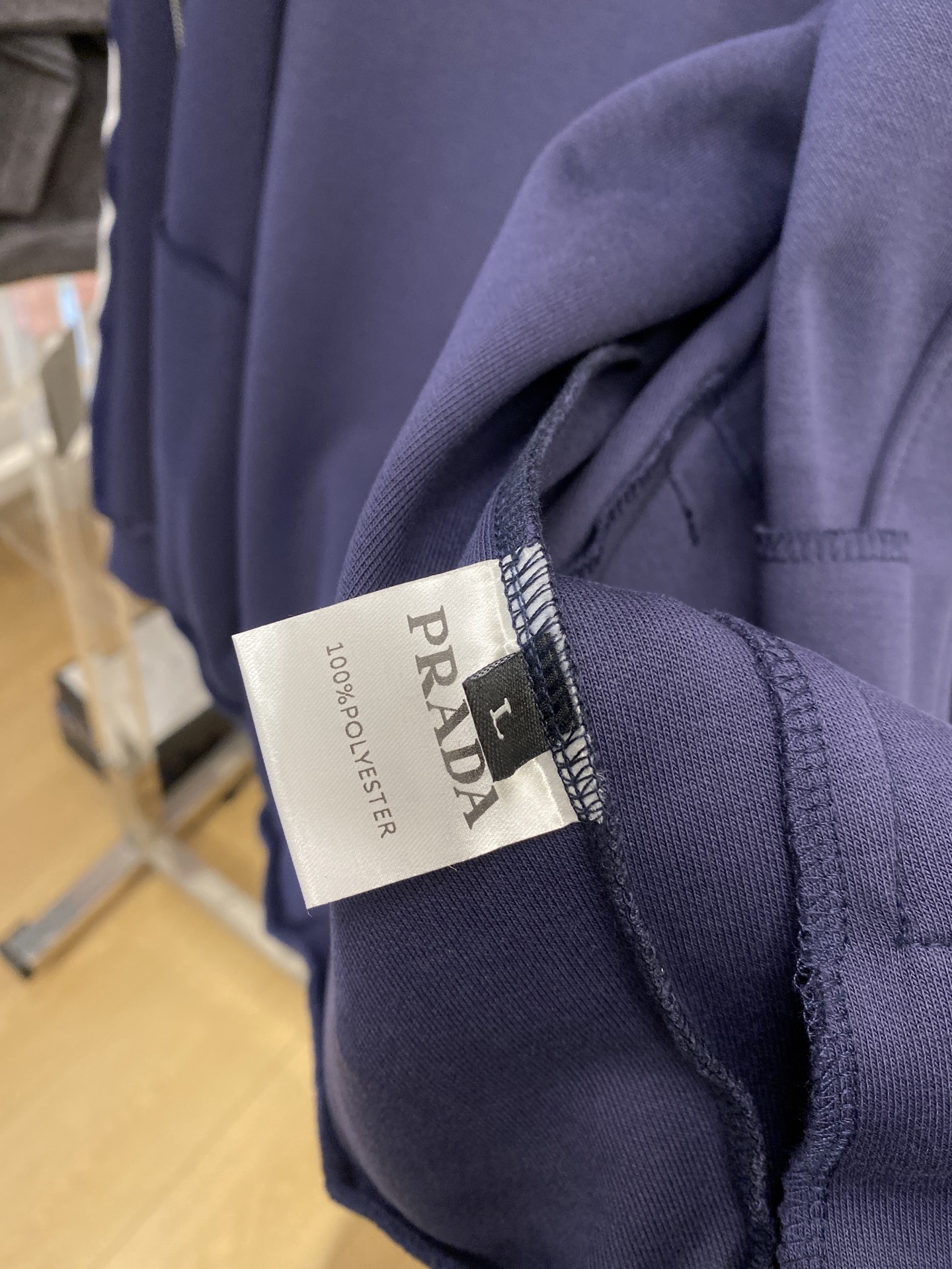 普拉达、2025新品卫衣外套，时尚帅气，胸前五金装饰三角标logo，简约百搭款，定制原版面料，不仅挺括，