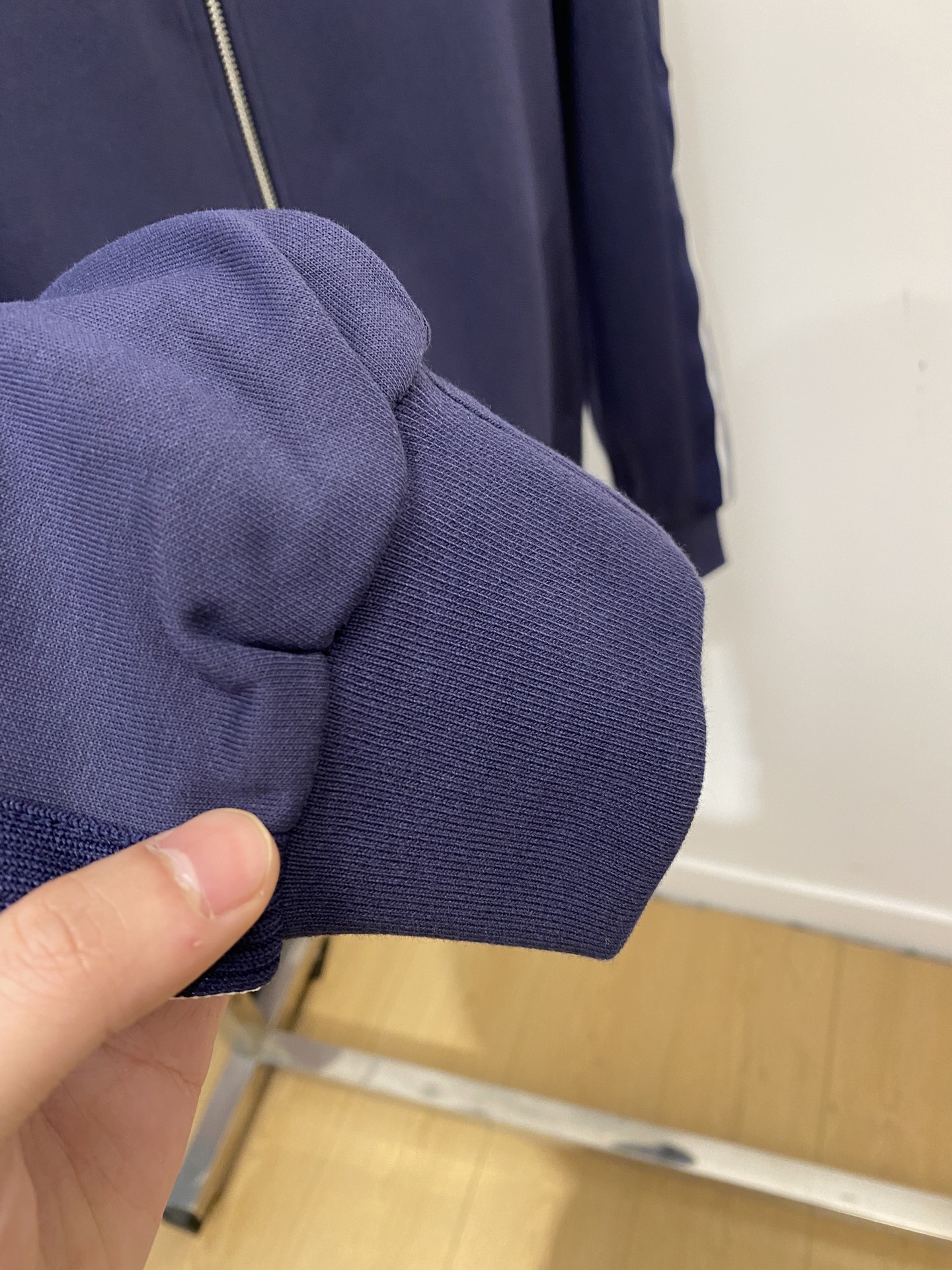 普拉达、2025新品卫衣外套，时尚帅气，胸前五金装饰三角标logo，简约百搭款，定制原版面料，不仅挺括，