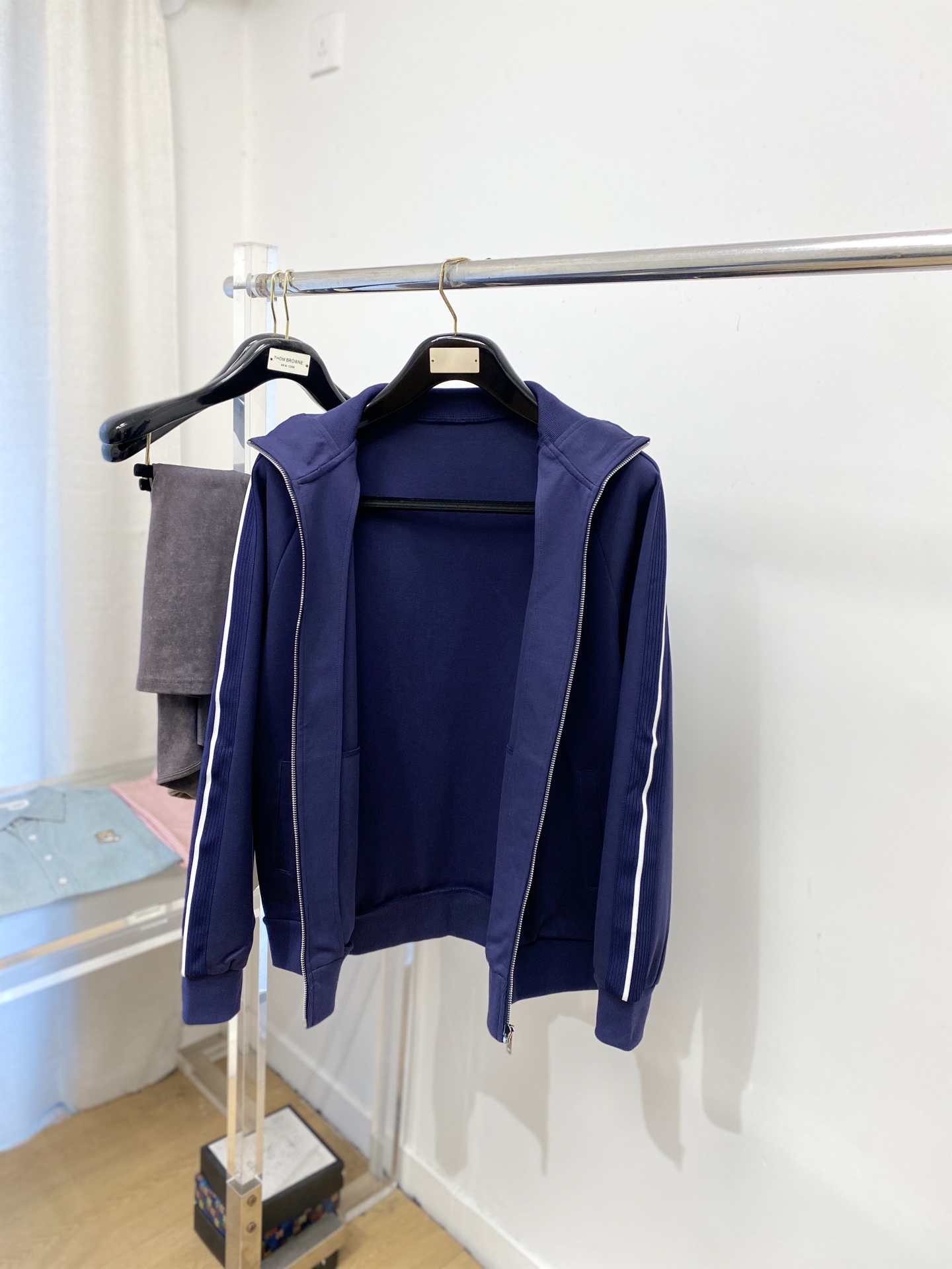 普拉达、2025新品卫衣外套，时尚帅气，胸前五金装饰三角标logo，简约百搭款，定制原版面料，不仅挺括，