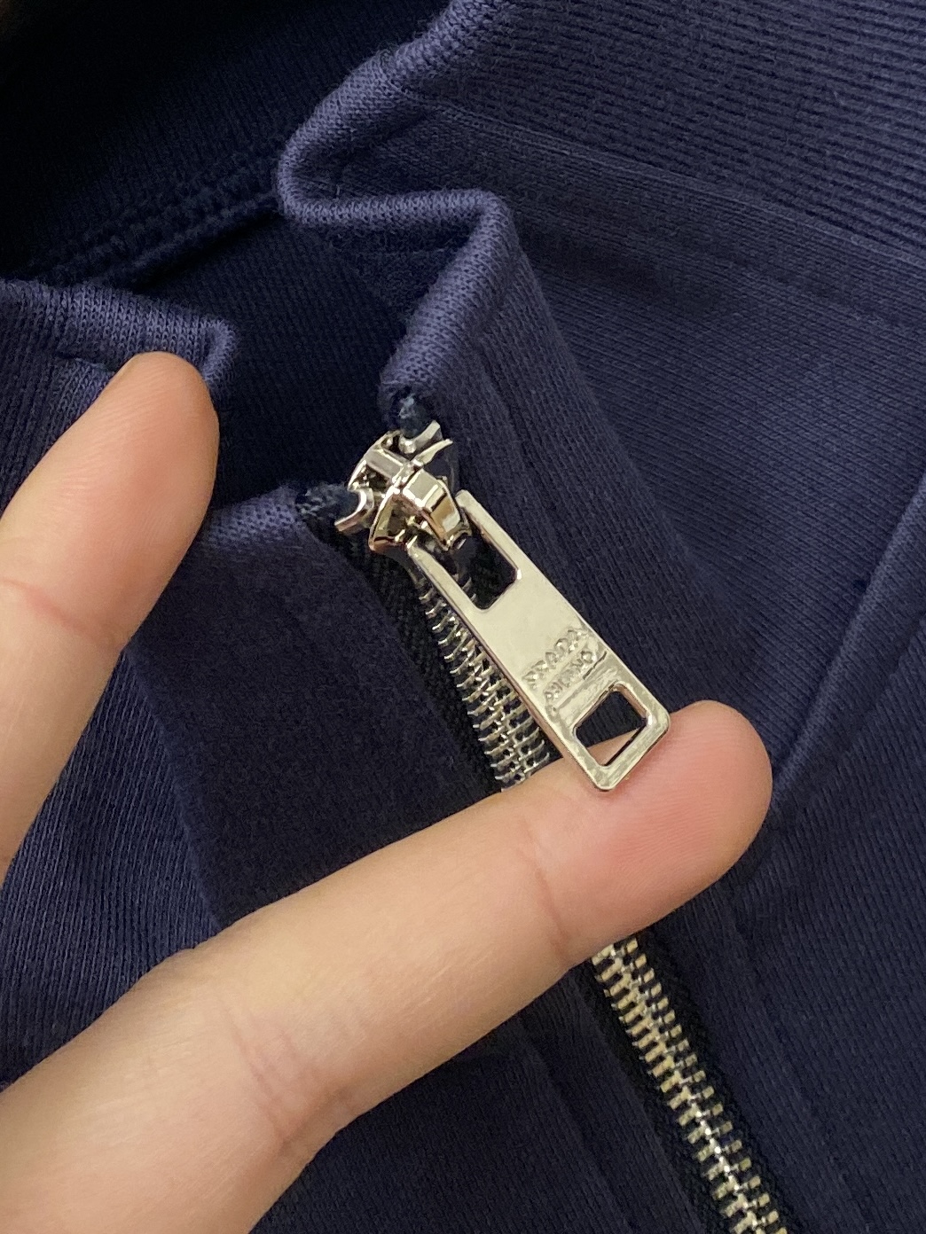 普拉达、2025新品卫衣外套，时尚帅气，胸前五金装饰三角标logo，简约百搭款，定制原版面料，不仅挺括，