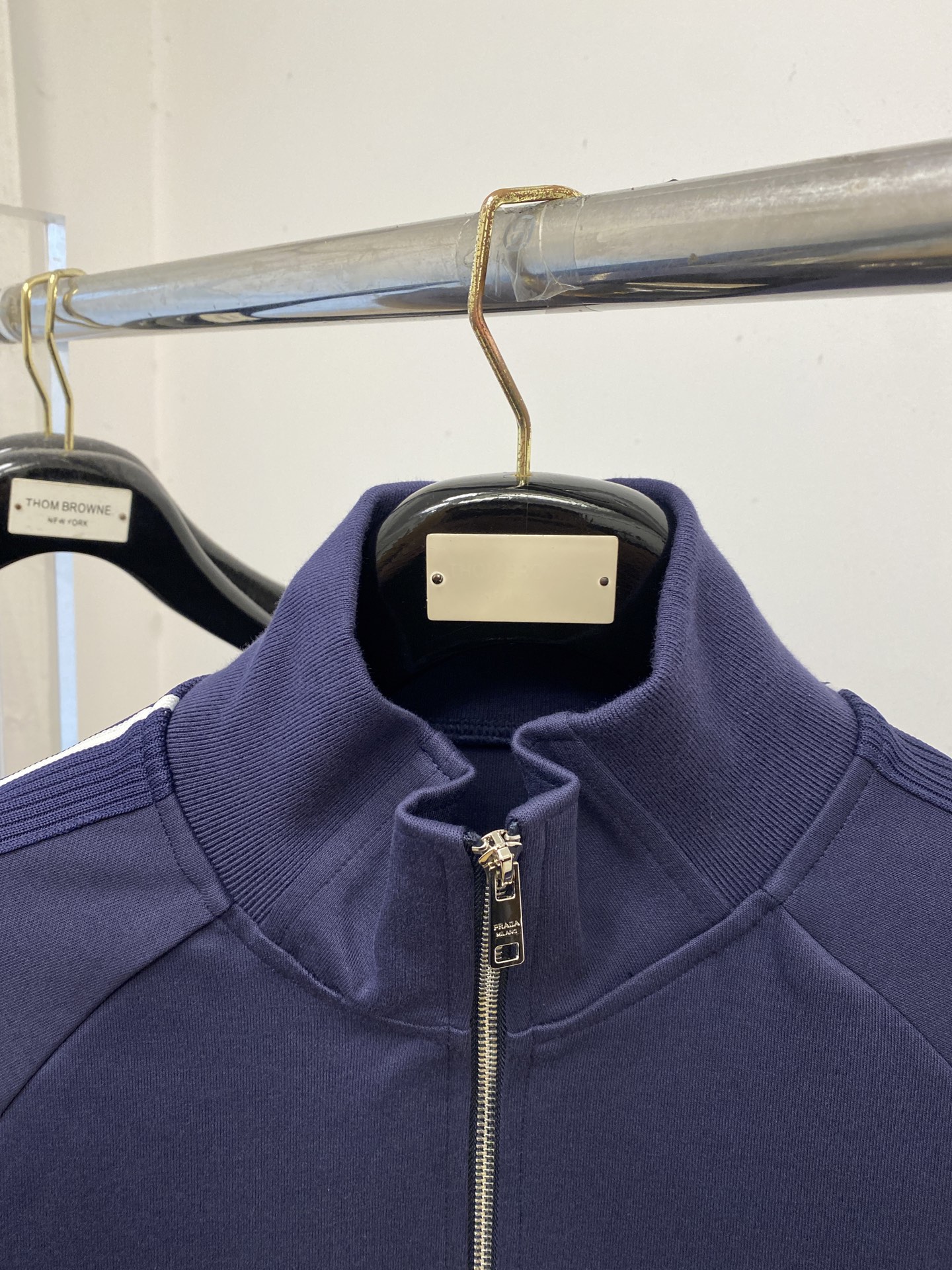 普拉达、2025新品卫衣外套，时尚帅气，胸前五金装饰三角标logo，简约百搭款，定制原版面料，不仅挺括，