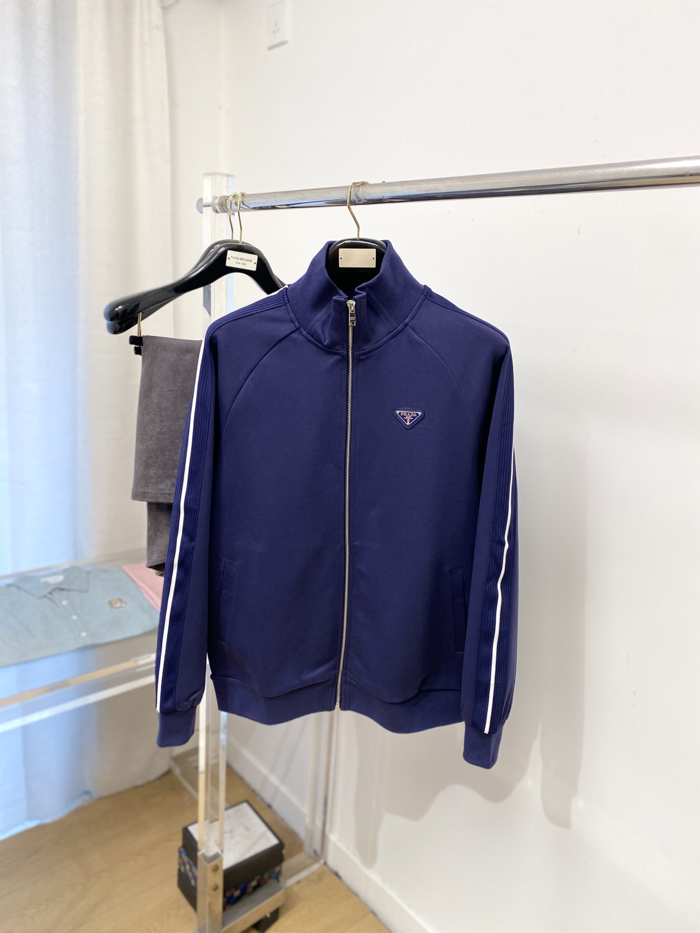 普拉达、2025新品卫衣外套，时尚帅气，胸前五金装饰三角标logo，简约百搭款，定制原版面料，不仅挺括，